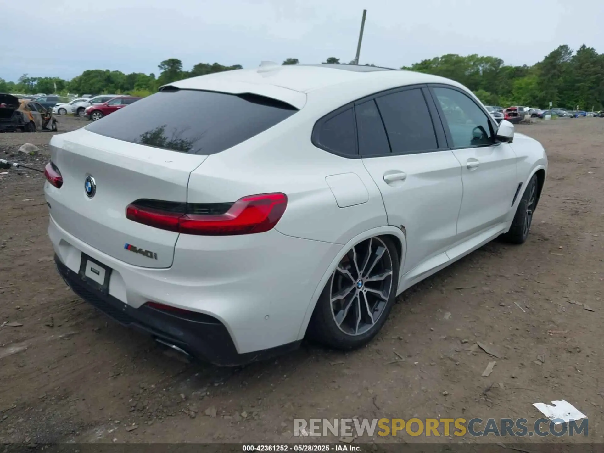 4 Photograph of a damaged car 5UX2V5C05M9H42920 BMW X4 2021