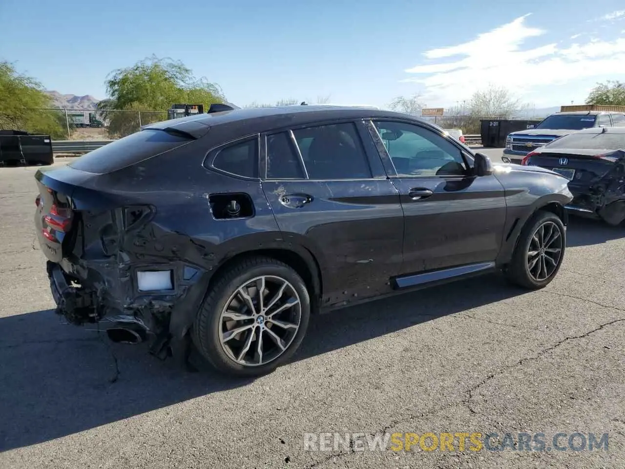 3 Photograph of a damaged car 5UX2V5C06M9E04443 BMW X4 2021
