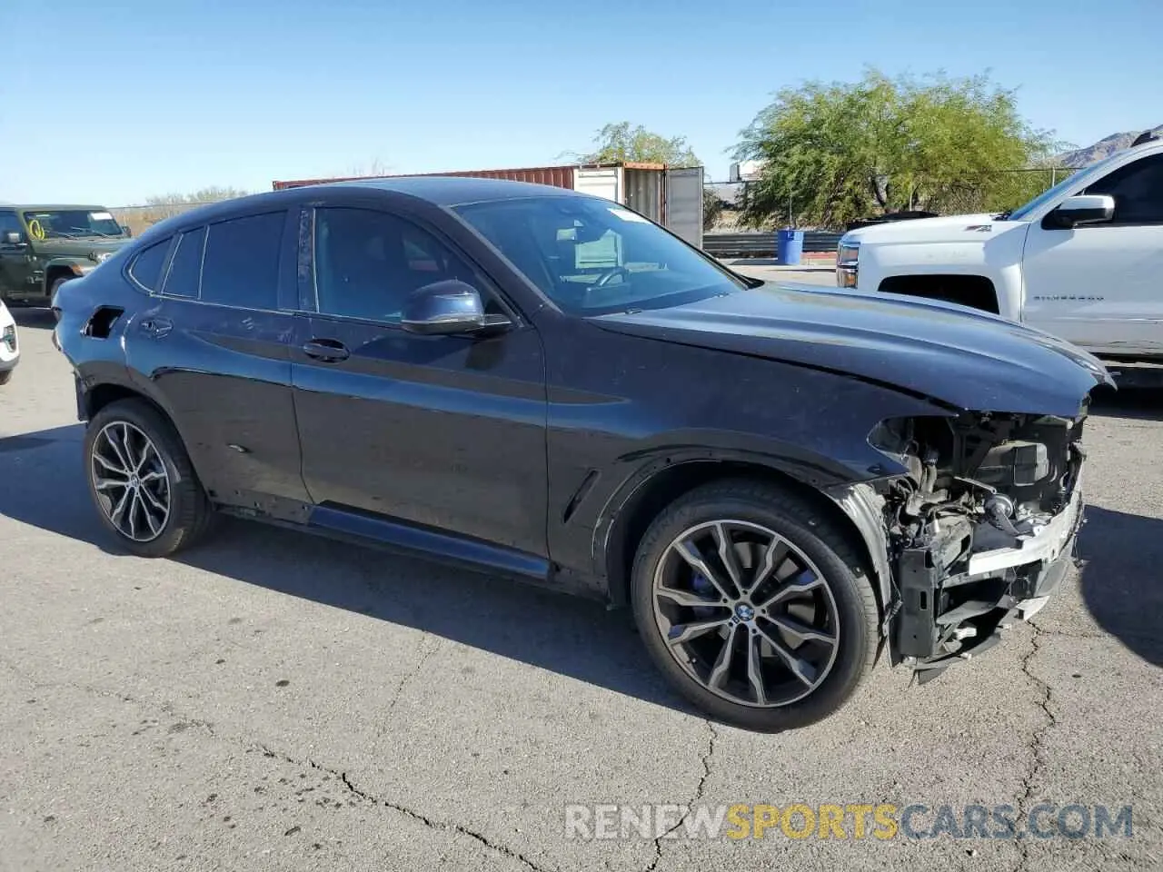 4 Photograph of a damaged car 5UX2V5C06M9E04443 BMW X4 2021