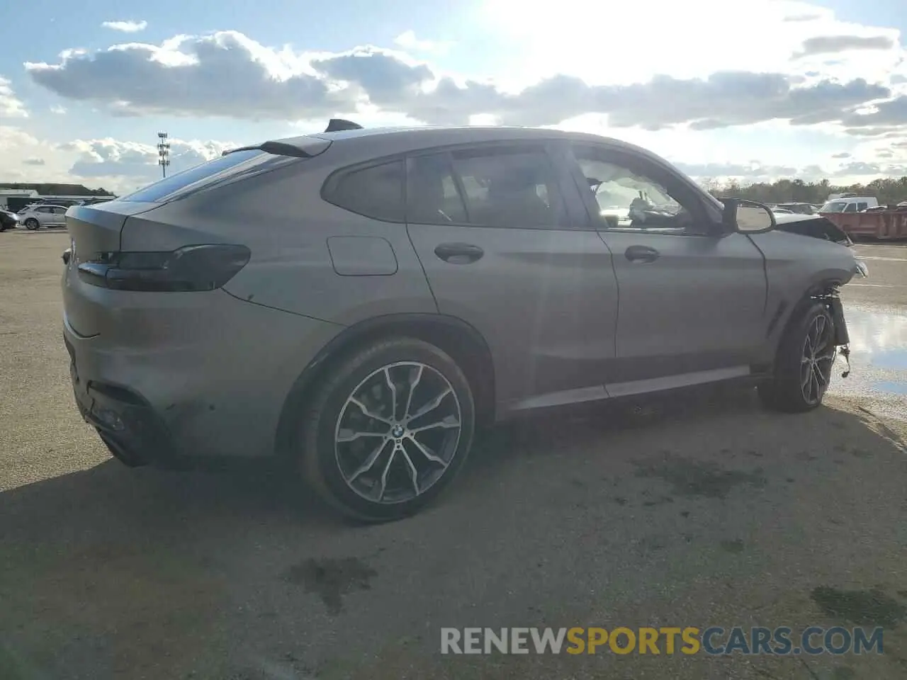 3 Photograph of a damaged car 5UX2V5C08M9F52562 BMW X4 2021