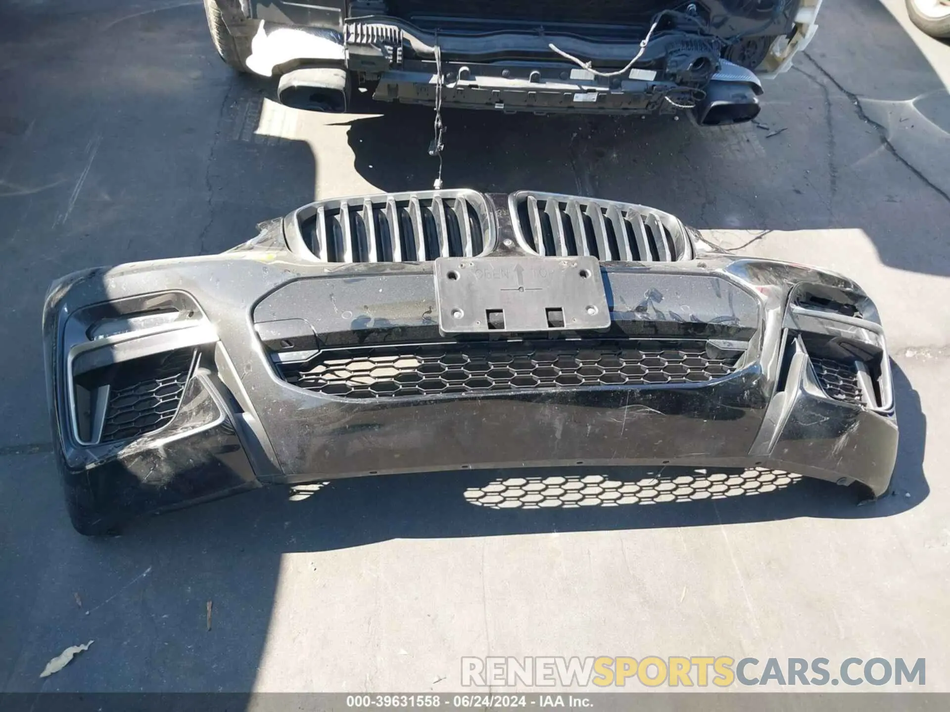 18 Photograph of a damaged car 5UX2V5C09M9E71182 BMW X4 2021