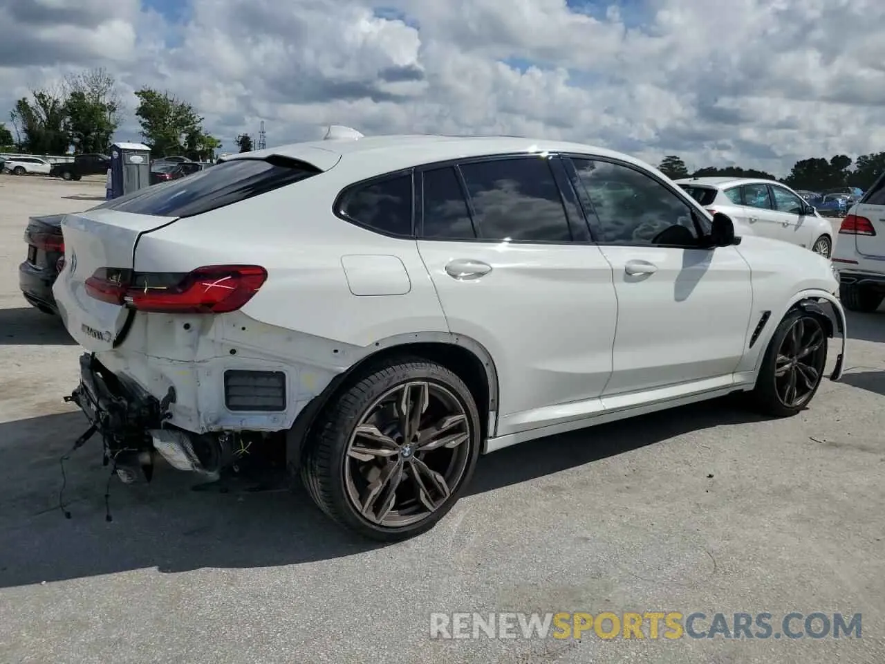 3 Photograph of a damaged car 5UX2V5C09M9E99886 BMW X4 2021