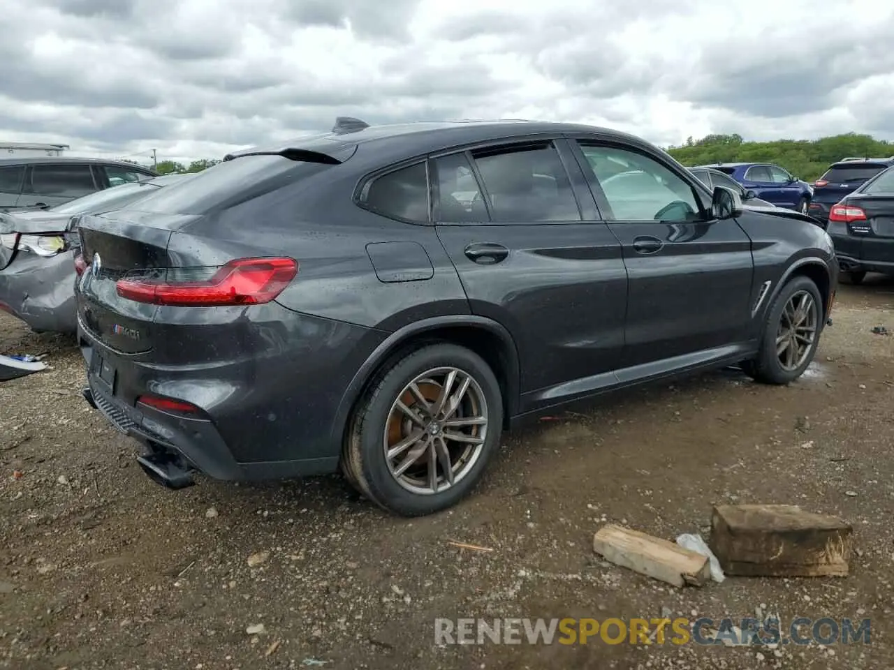 3 Photograph of a damaged car 5UX2V5C0XM9F04867 BMW X4 2021