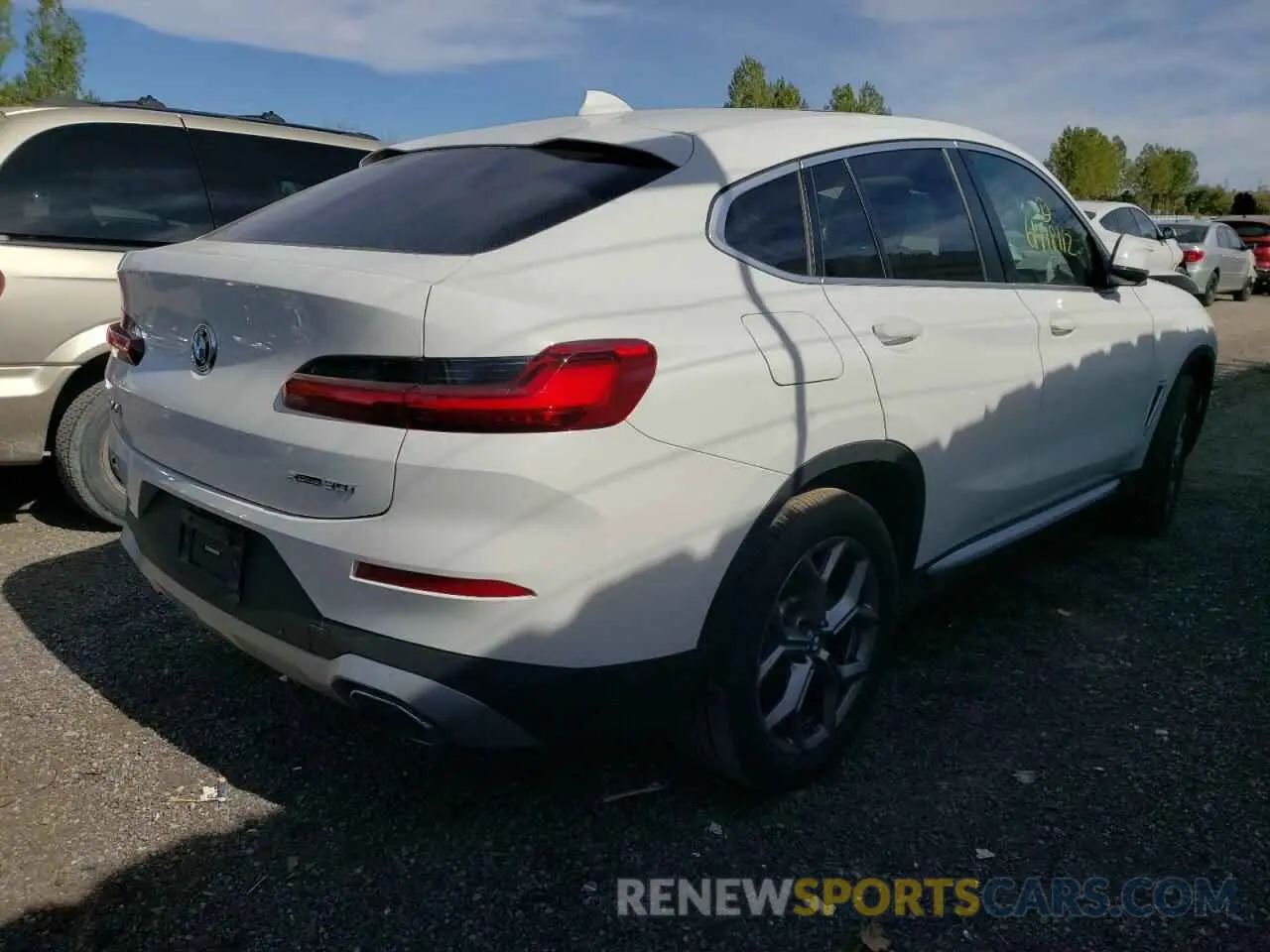 4 Photograph of a damaged car 5UX33DT00N9L33470 BMW X4 2022