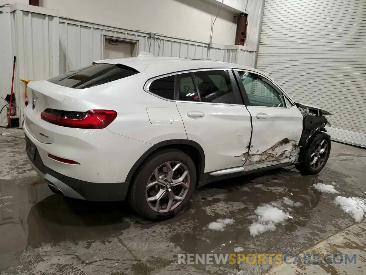3 Photograph of a damaged car 5UX33DT00N9L91546 BMW X4 2022
