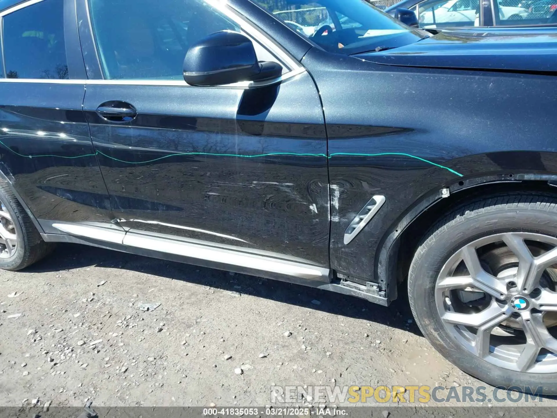 17 Photograph of a damaged car 5UX33DT01N9K26959 BMW X4 2022