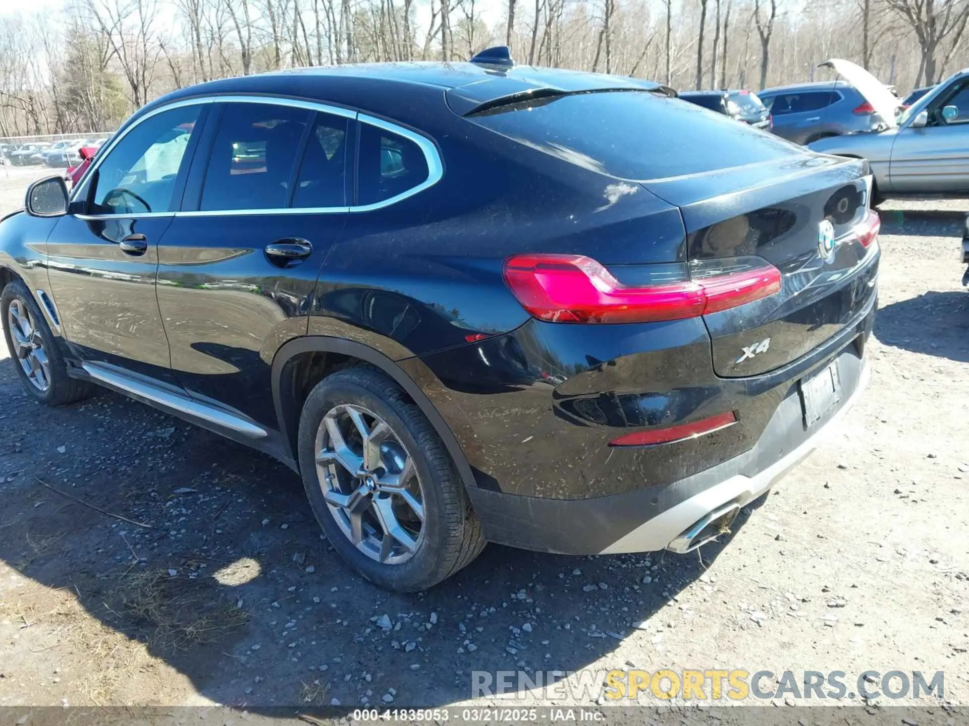 3 Photograph of a damaged car 5UX33DT01N9K26959 BMW X4 2022