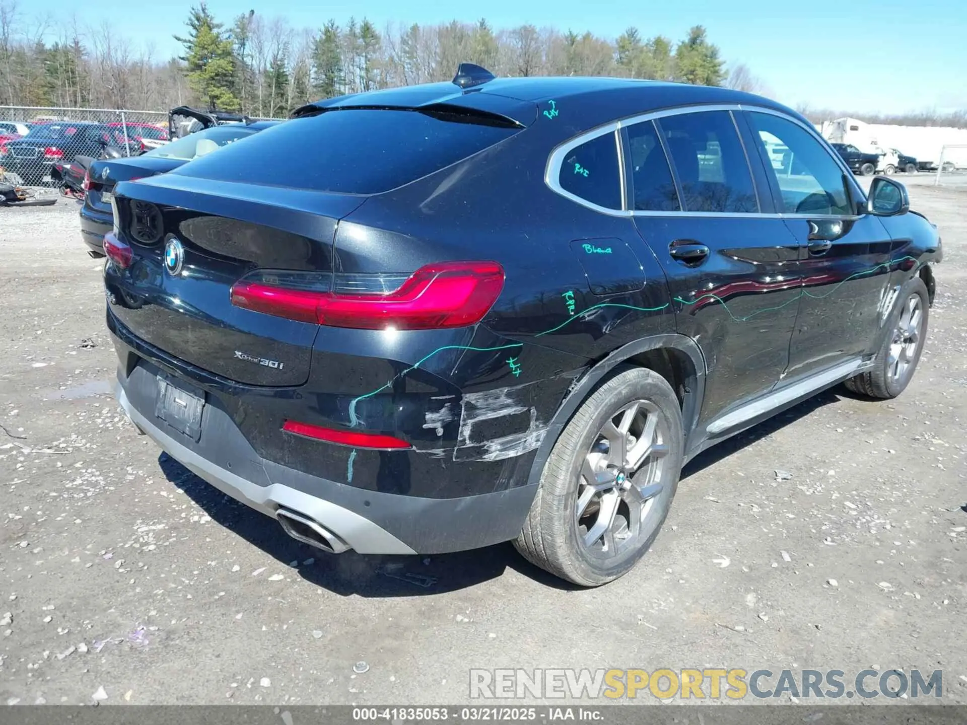 4 Photograph of a damaged car 5UX33DT01N9K26959 BMW X4 2022
