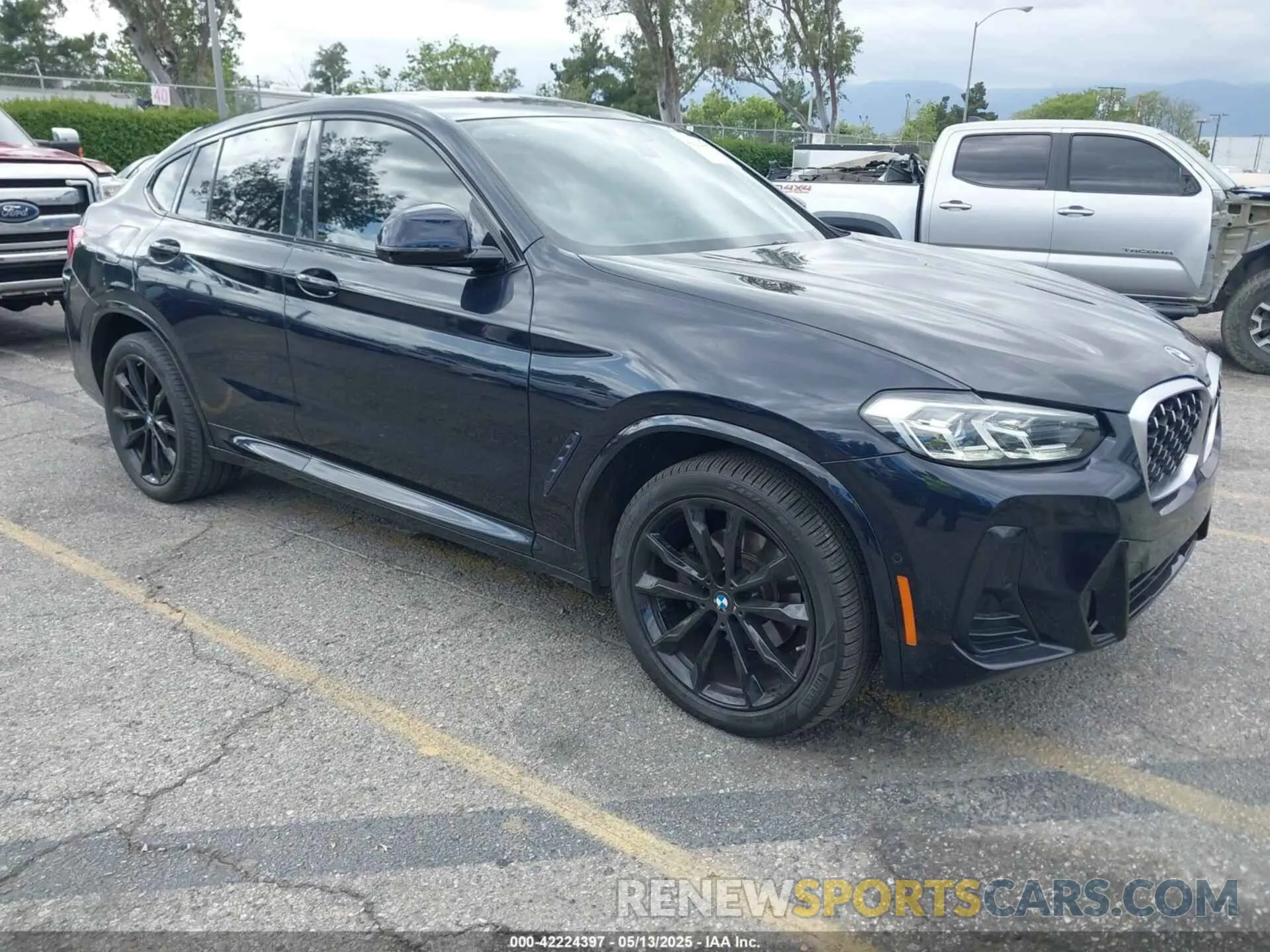 1 Photograph of a damaged car 5UX33DT01N9L07847 BMW X4 2022