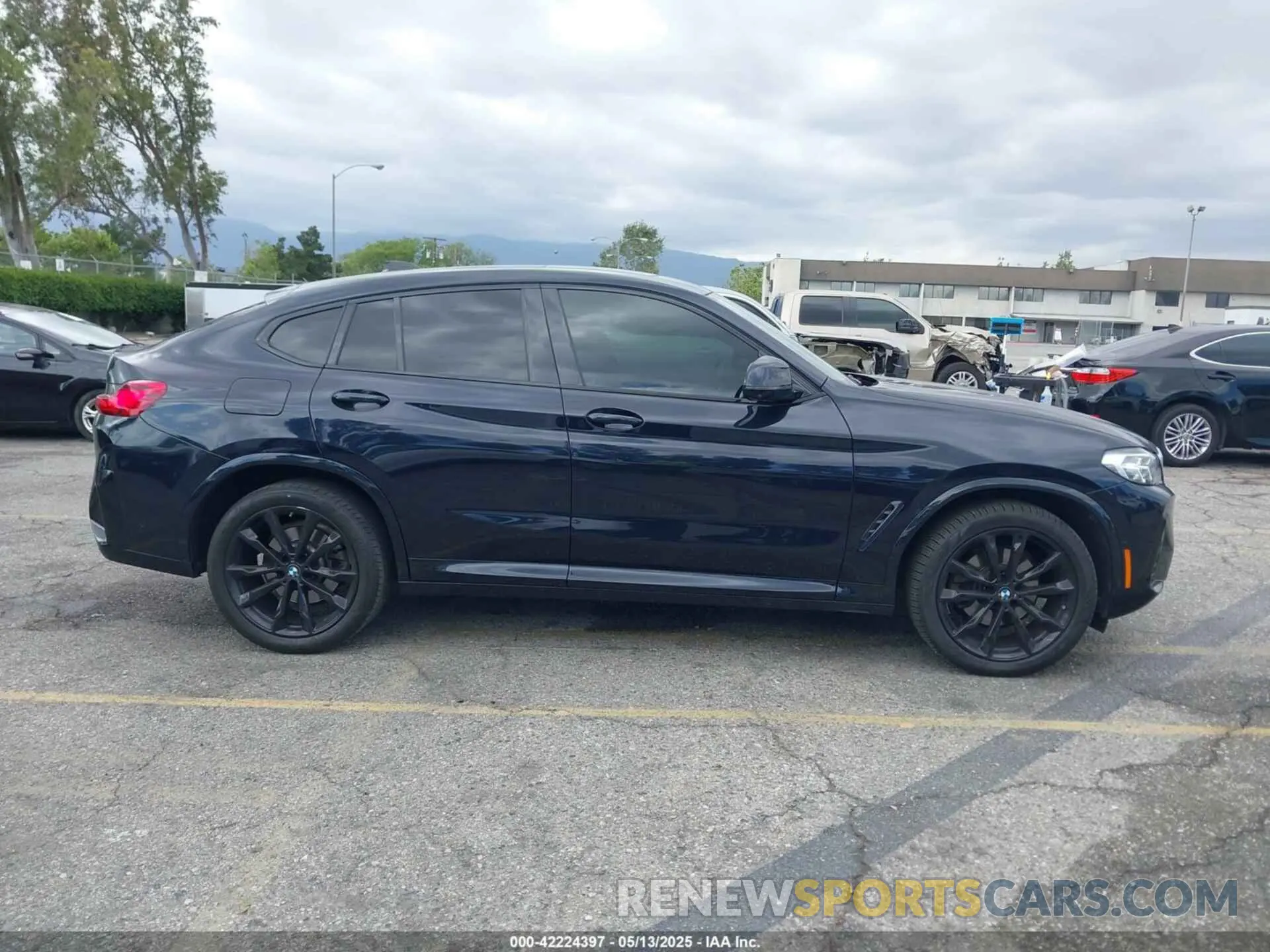 13 Photograph of a damaged car 5UX33DT01N9L07847 BMW X4 2022