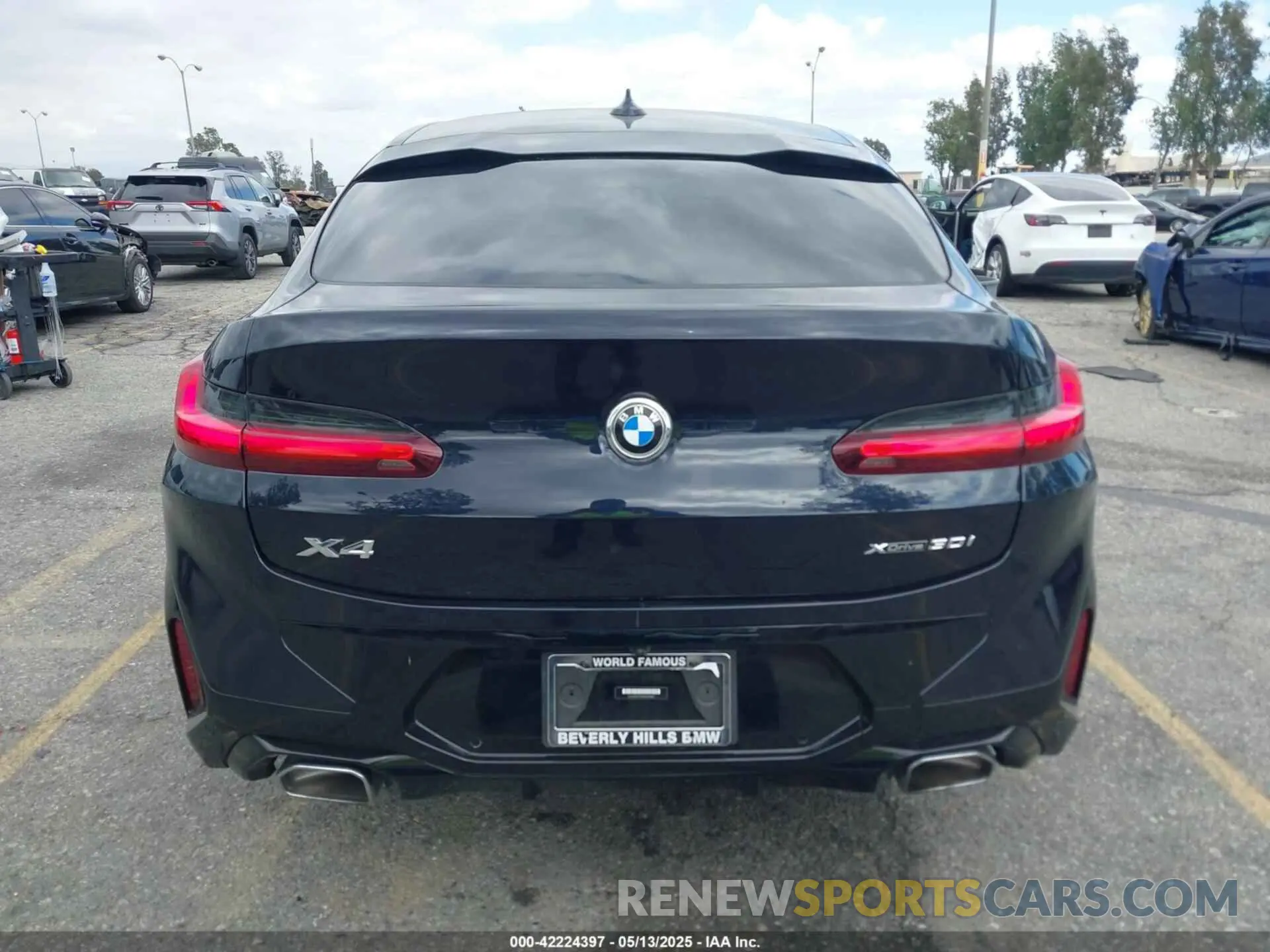 16 Photograph of a damaged car 5UX33DT01N9L07847 BMW X4 2022