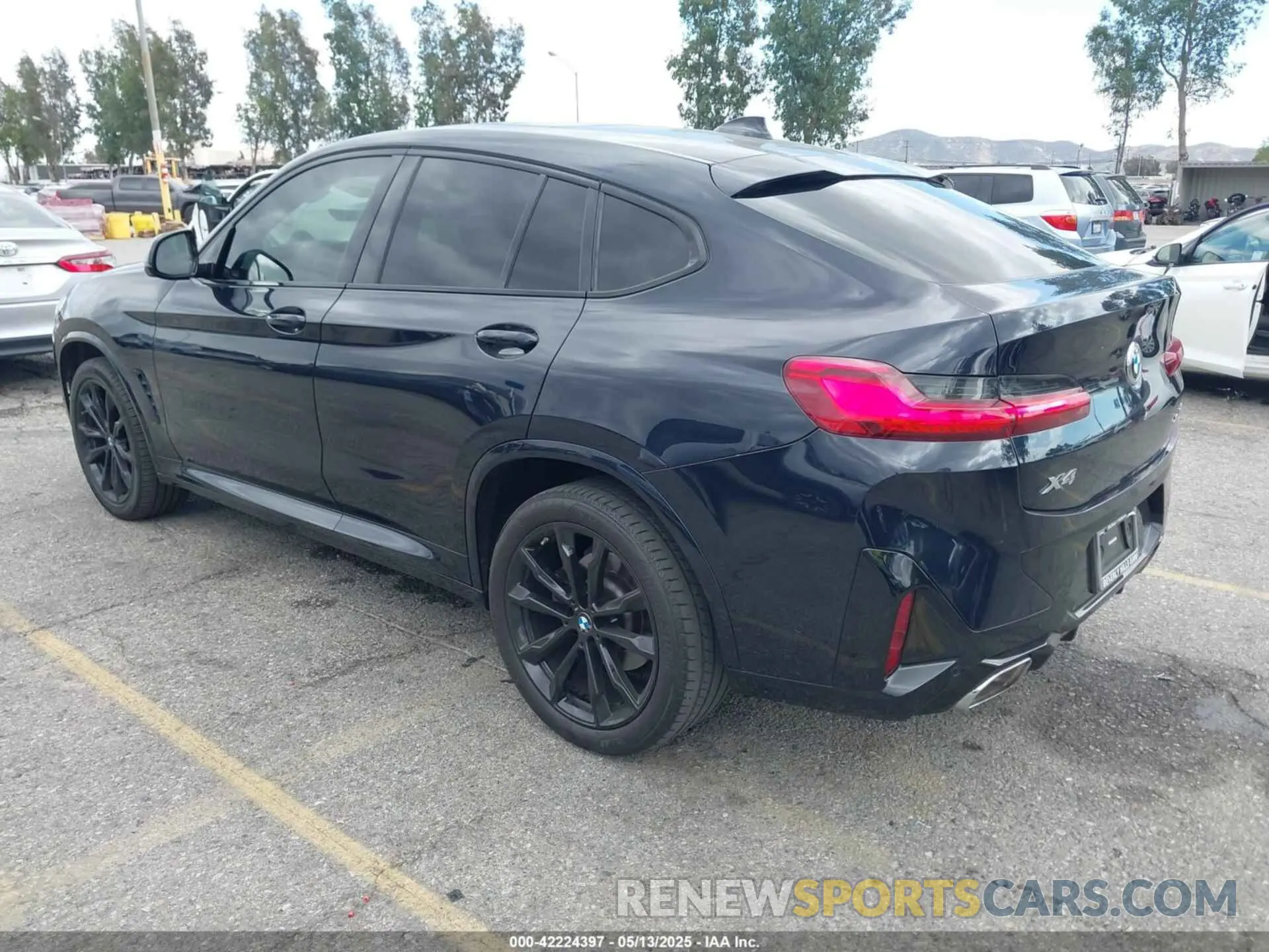 3 Photograph of a damaged car 5UX33DT01N9L07847 BMW X4 2022