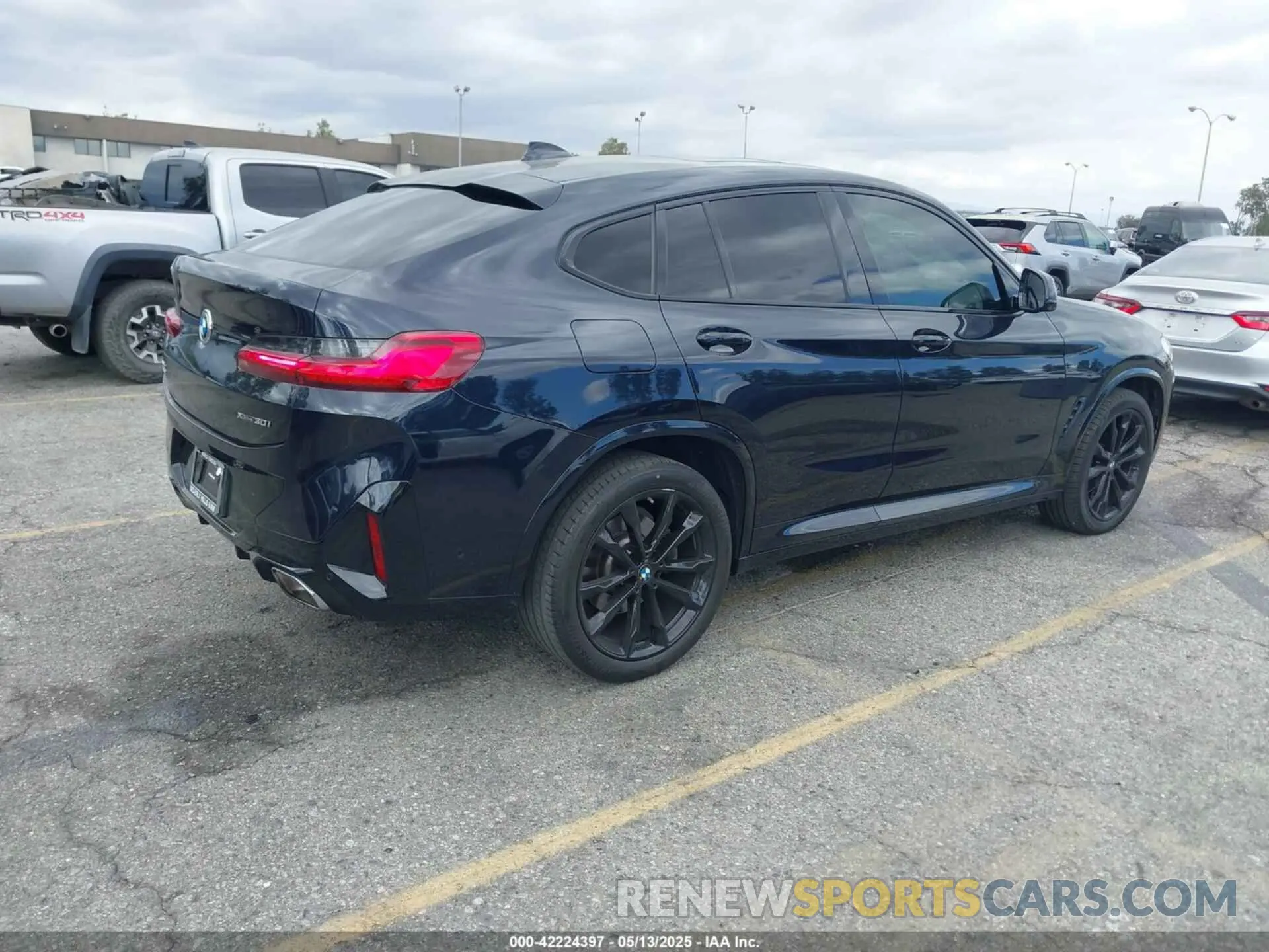 4 Photograph of a damaged car 5UX33DT01N9L07847 BMW X4 2022