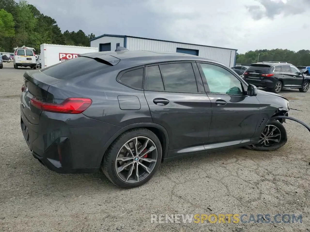 3 Photograph of a damaged car 5UX33DT02N9J01520 BMW X4 2022