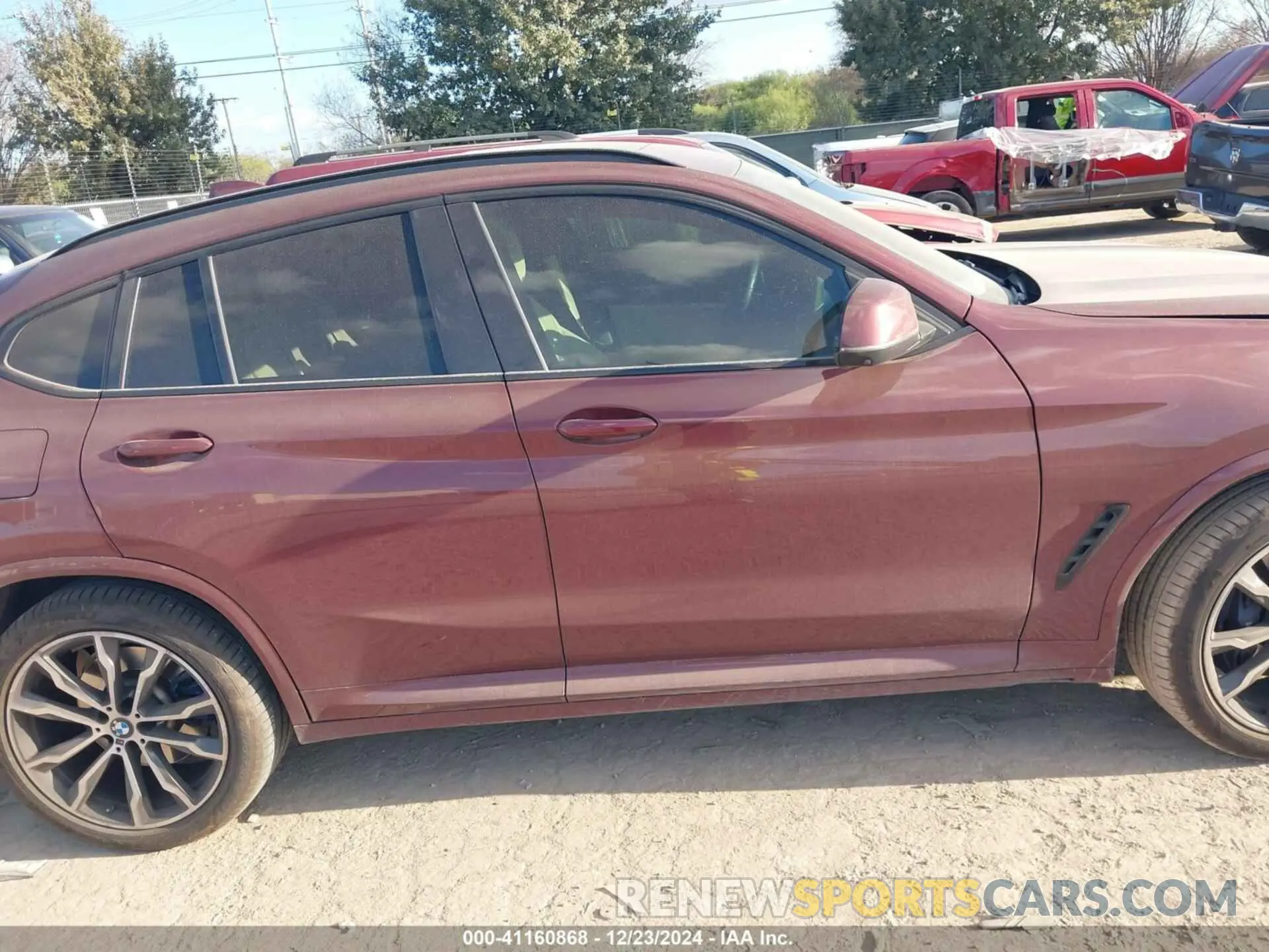 13 Photograph of a damaged car 5UX33DT02N9K32561 BMW X4 2022