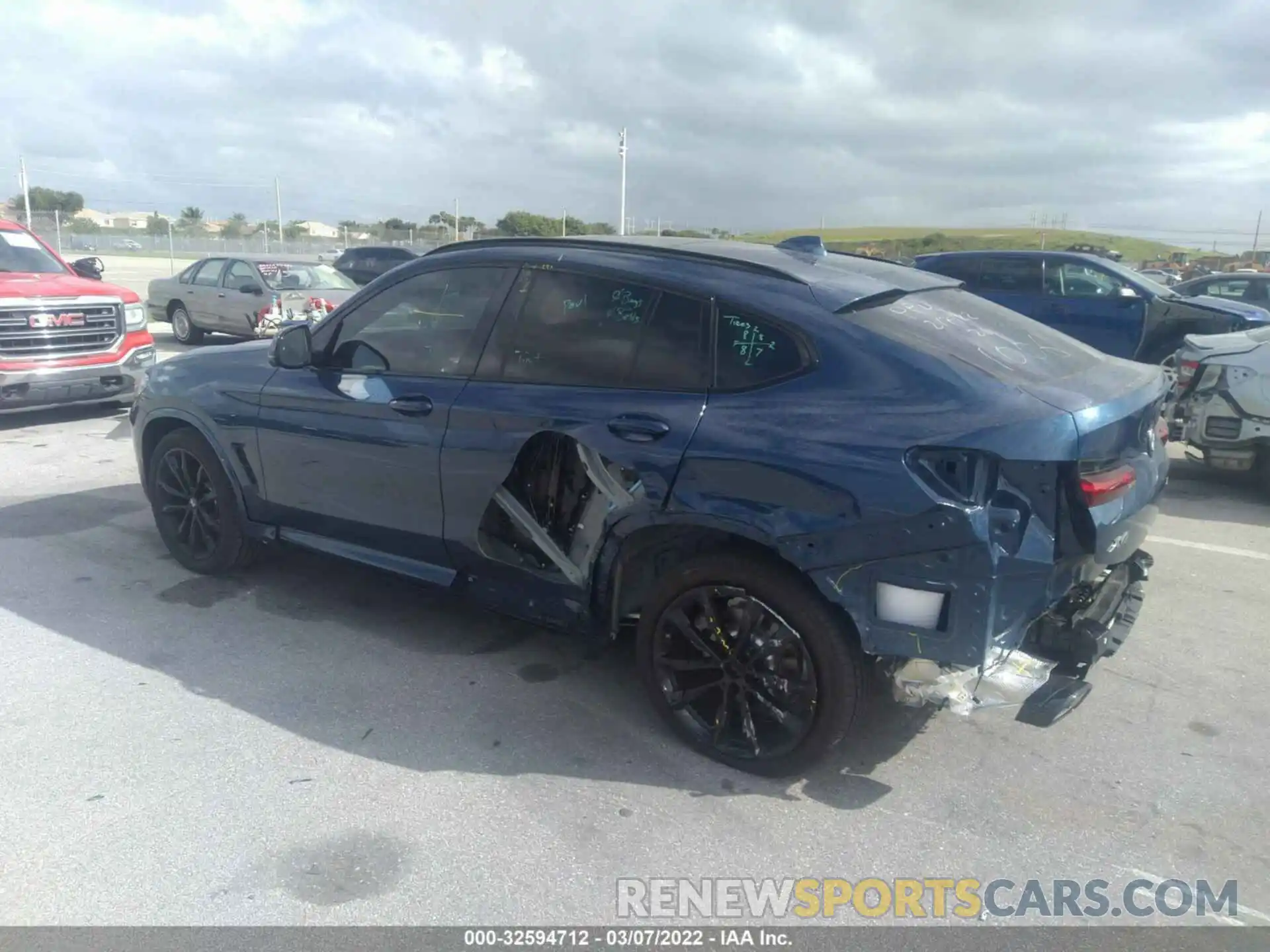 3 Photograph of a damaged car 5UX33DT03N9J81006 BMW X4 2022