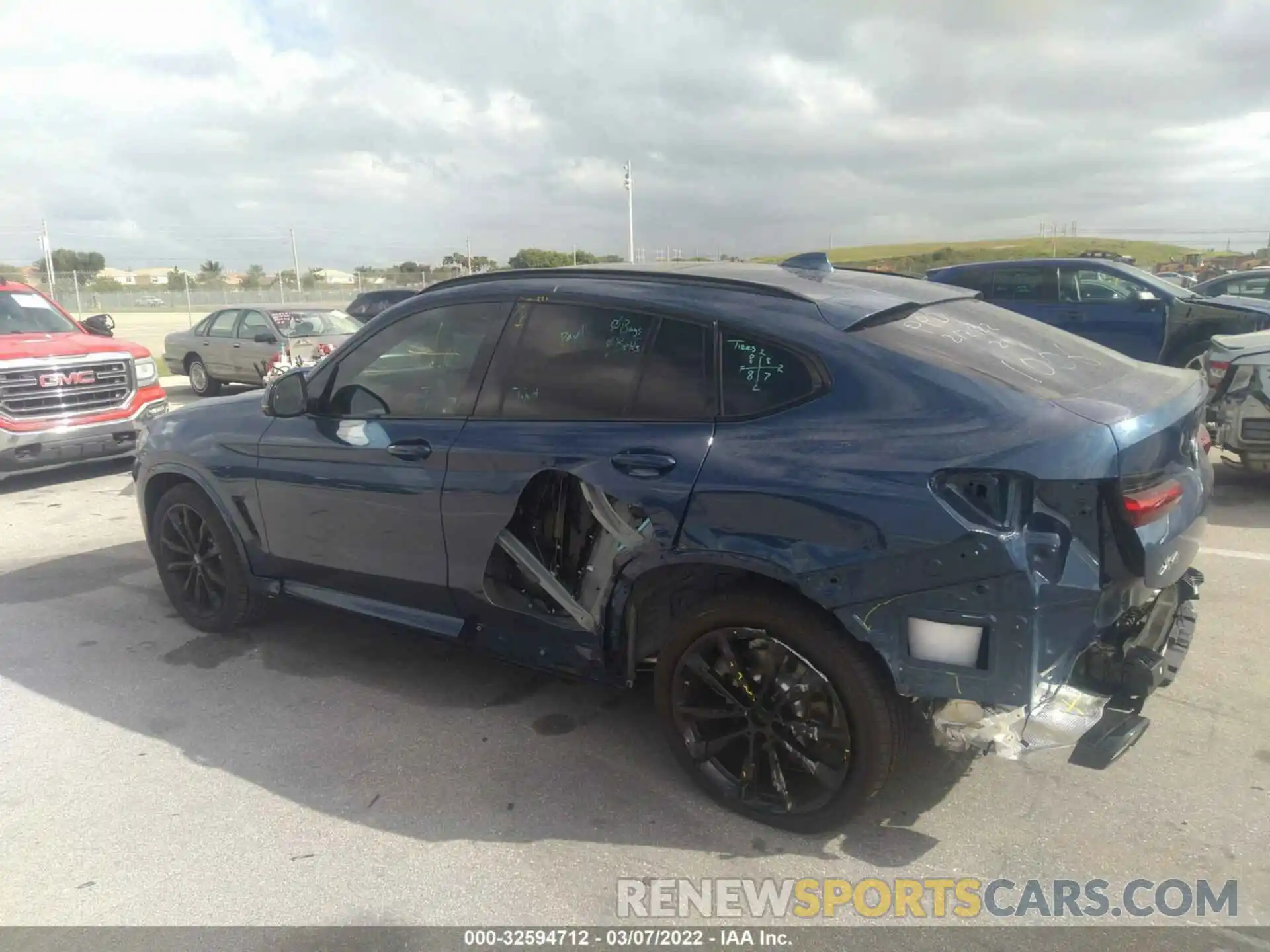 6 Photograph of a damaged car 5UX33DT03N9J81006 BMW X4 2022