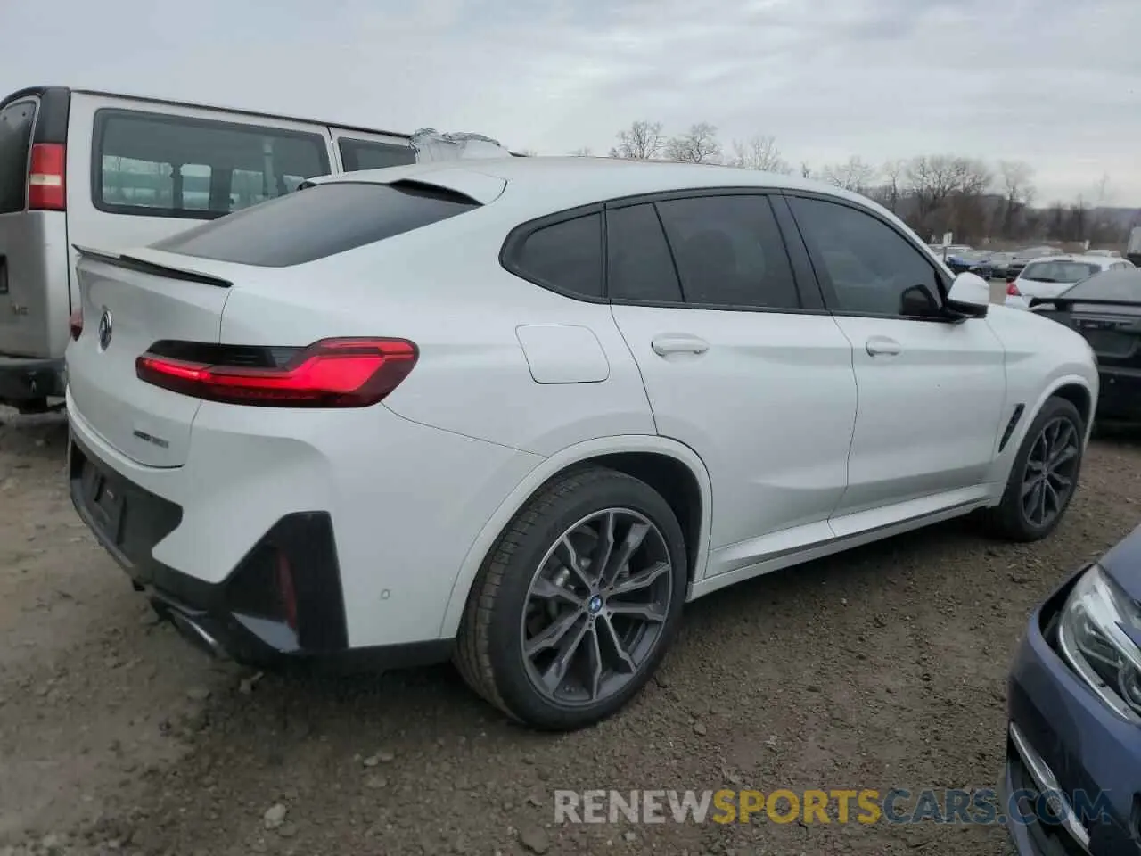 3 Photograph of a damaged car 5UX33DT03N9M03382 BMW X4 2022