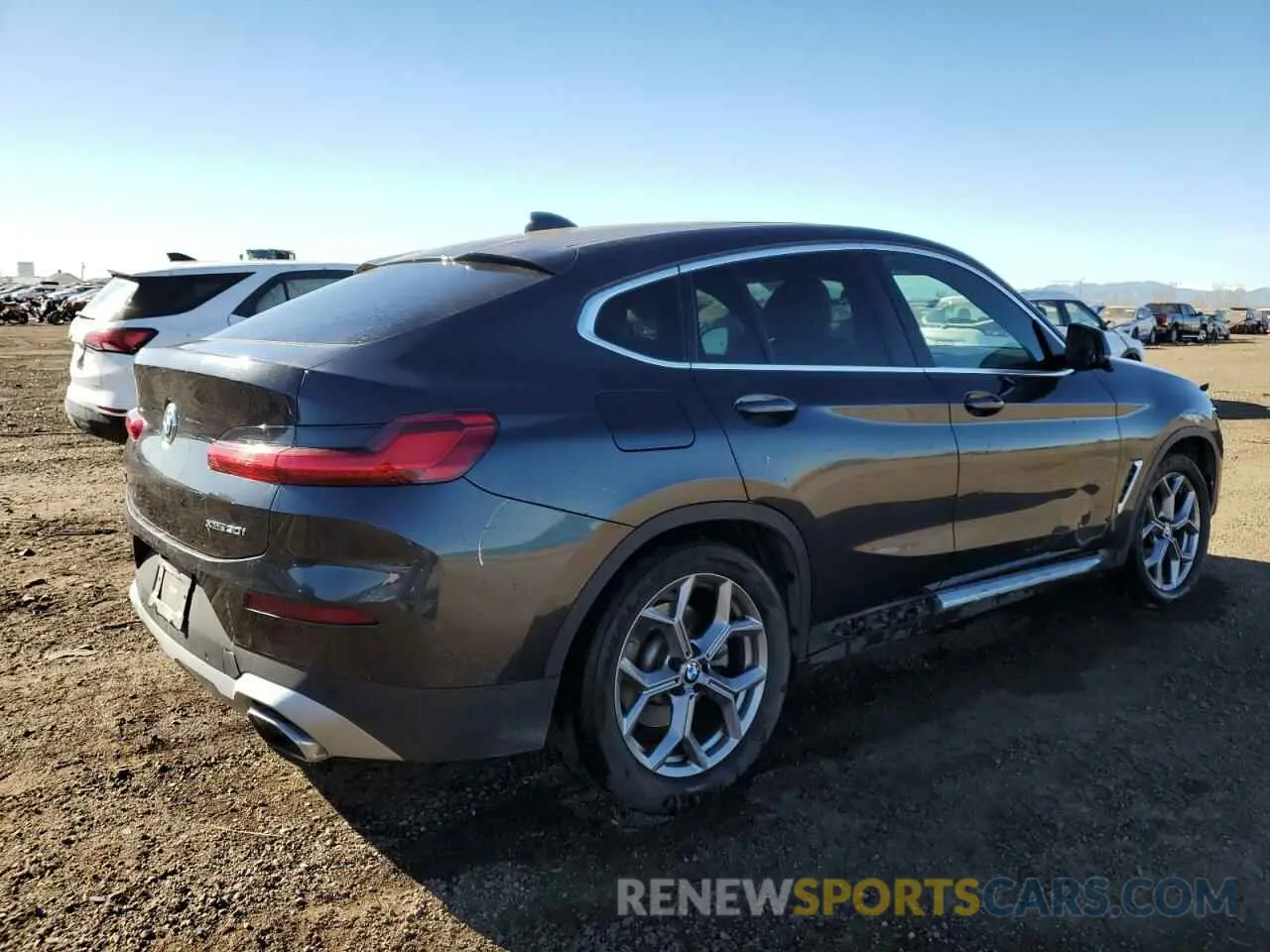 3 Photograph of a damaged car 5UX33DT04N9J71908 BMW X4 2022
