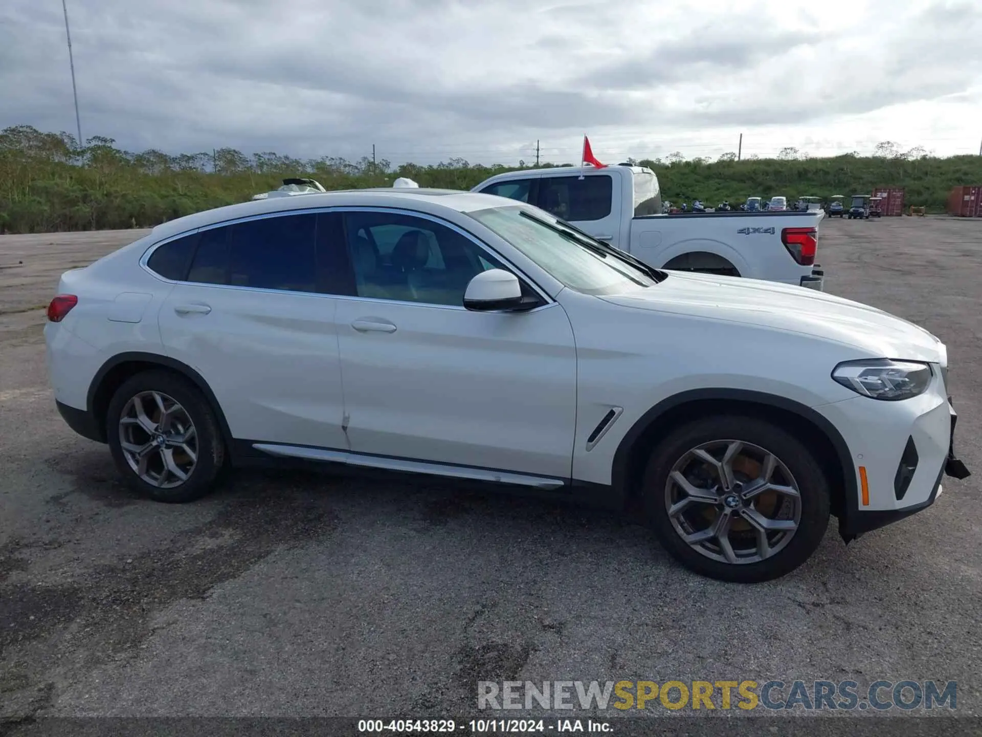 13 Photograph of a damaged car 5UX33DT04N9L03288 BMW X4 2022