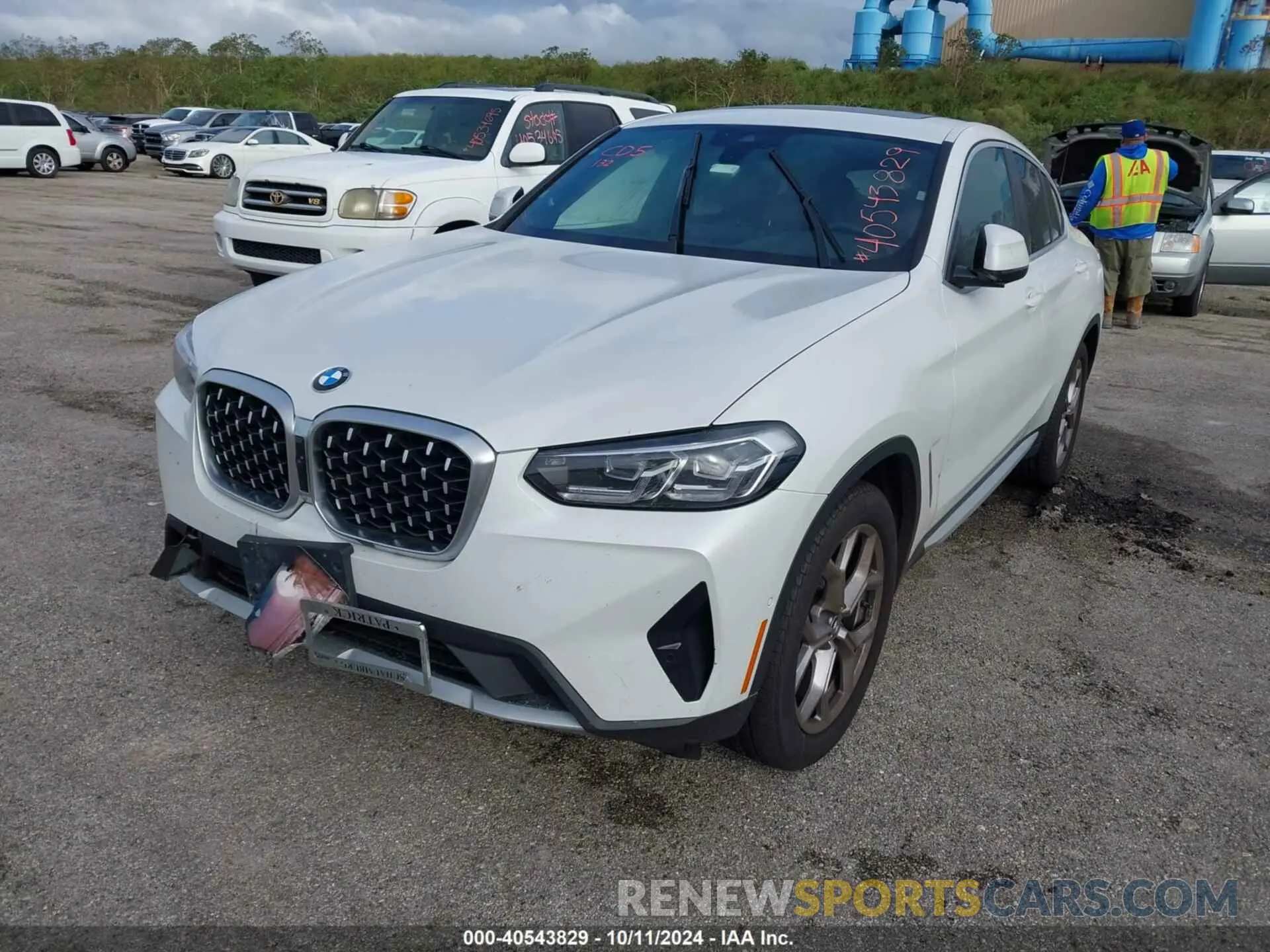 2 Photograph of a damaged car 5UX33DT04N9L03288 BMW X4 2022