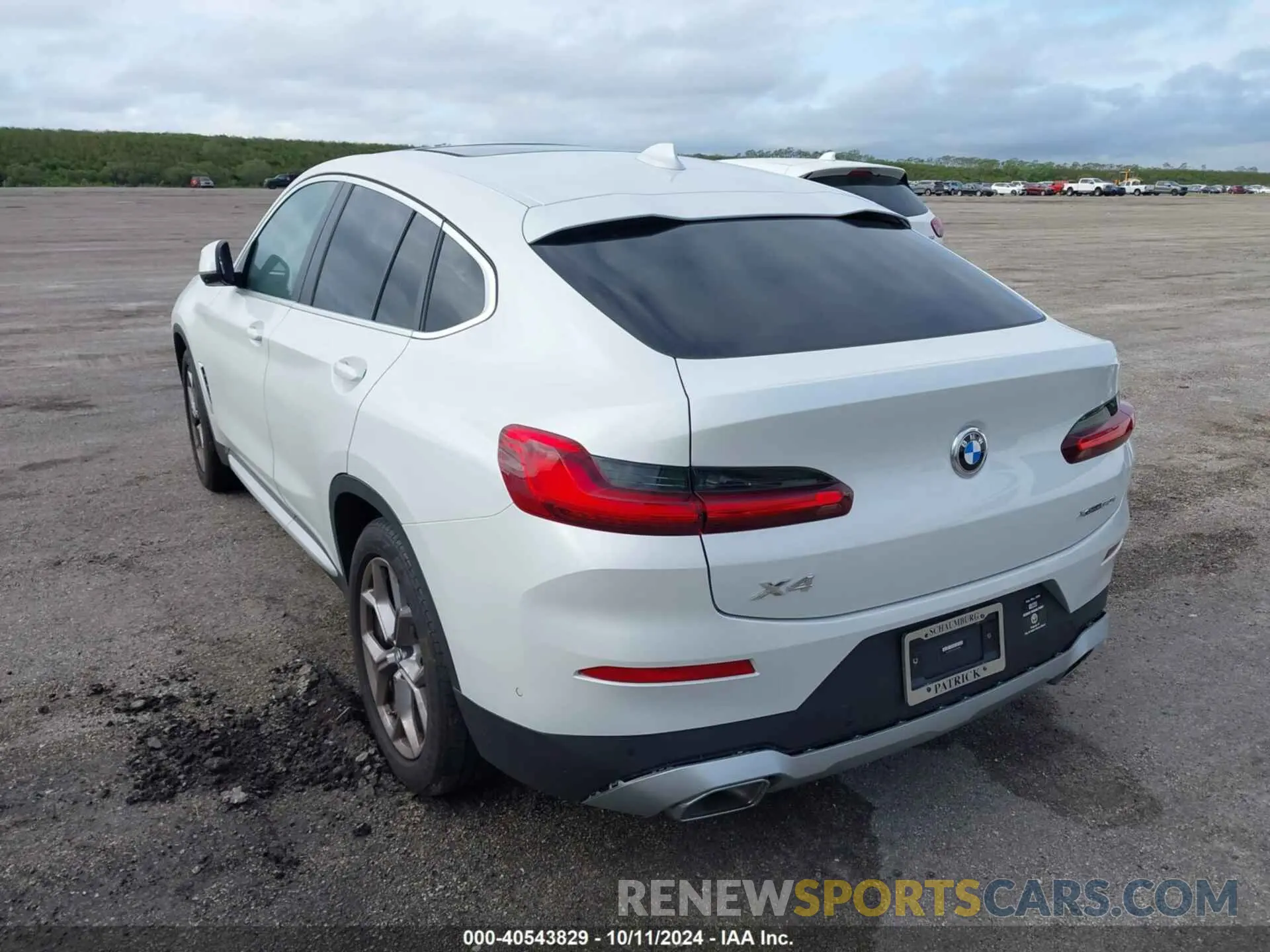 3 Photograph of a damaged car 5UX33DT04N9L03288 BMW X4 2022