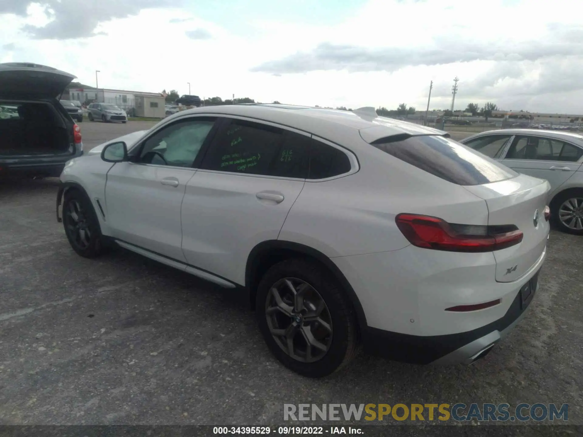 3 Photograph of a damaged car 5UX33DT05N9K23644 BMW X4 2022