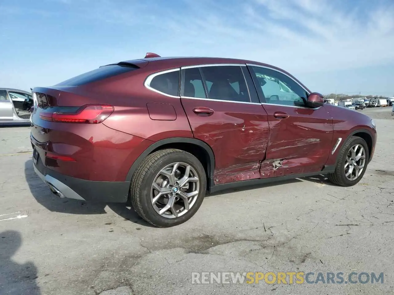 3 Photograph of a damaged car 5UX33DT05N9K73718 BMW X4 2022