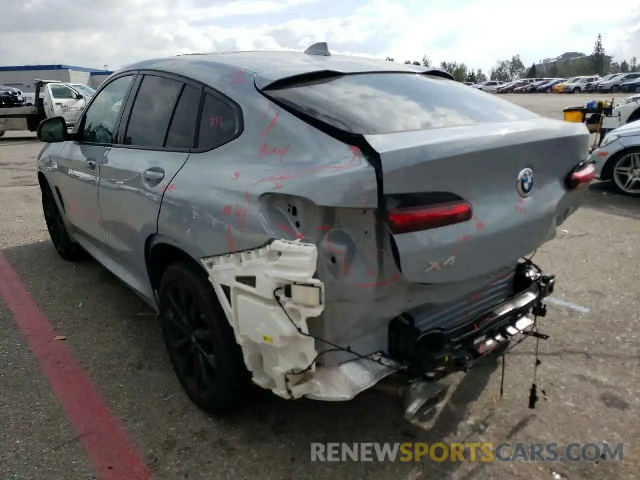 3 Photograph of a damaged car 5UX33DT06N9K40498 BMW X4 2022