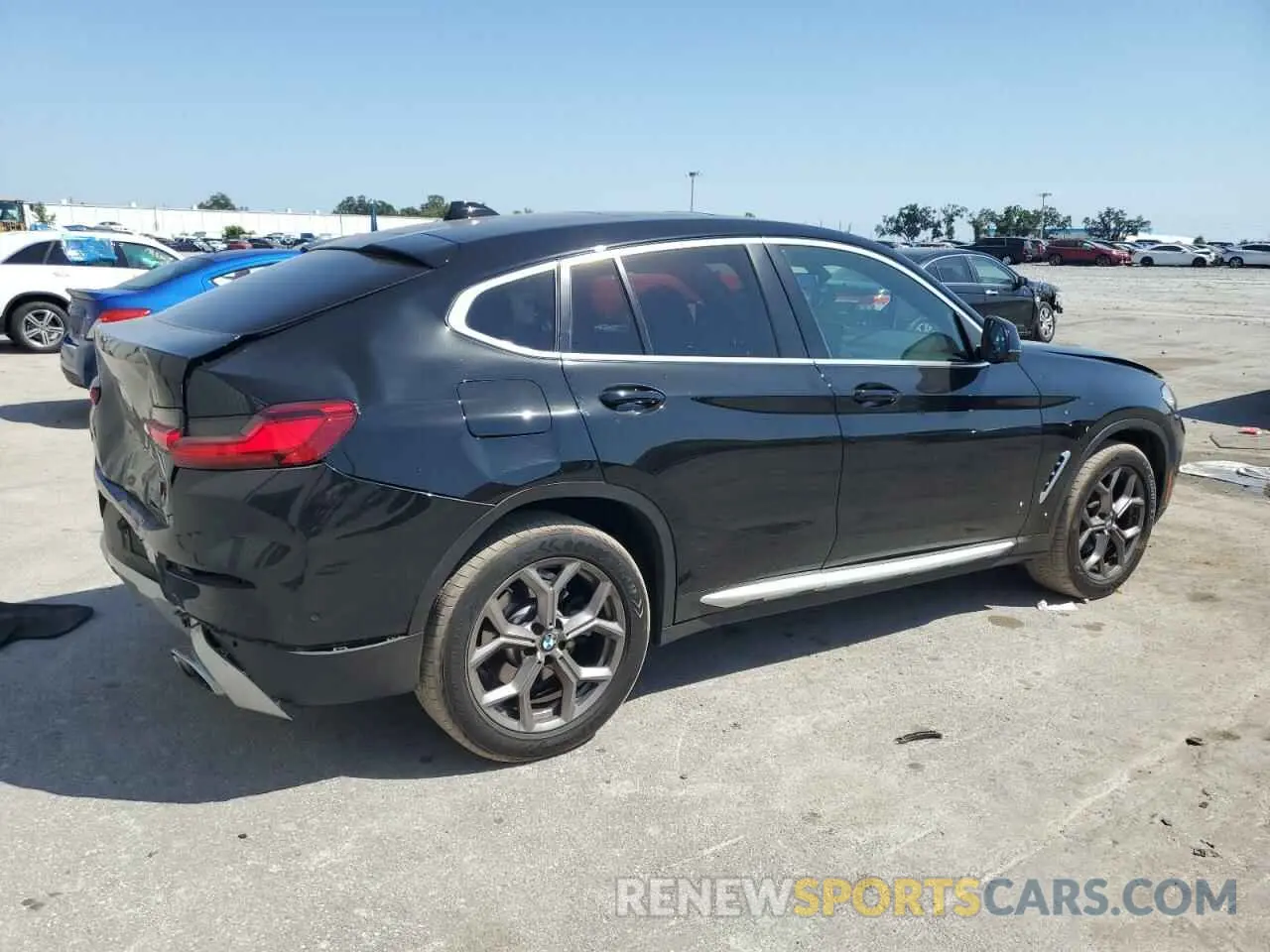3 Photograph of a damaged car 5UX33DT07N9K88057 BMW X4 2022