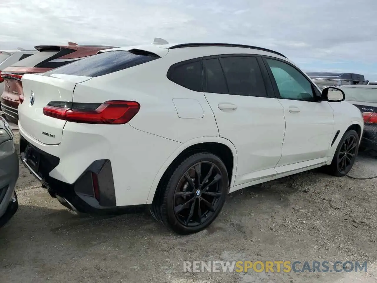 3 Photograph of a damaged car 5UX33DT08N9K73406 BMW X4 2022