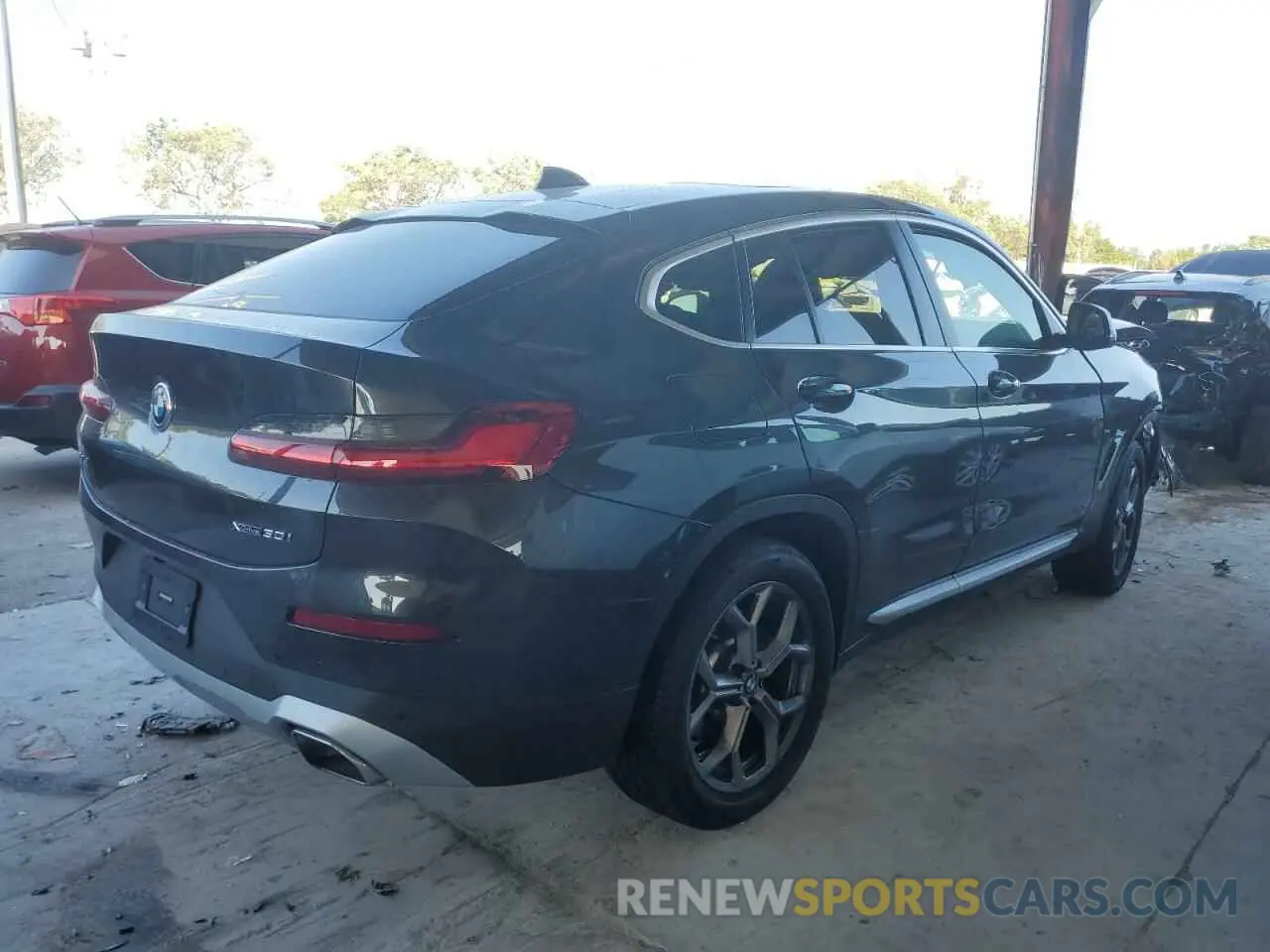 3 Photograph of a damaged car 5UX33DT09N9L93053 BMW X4 2022