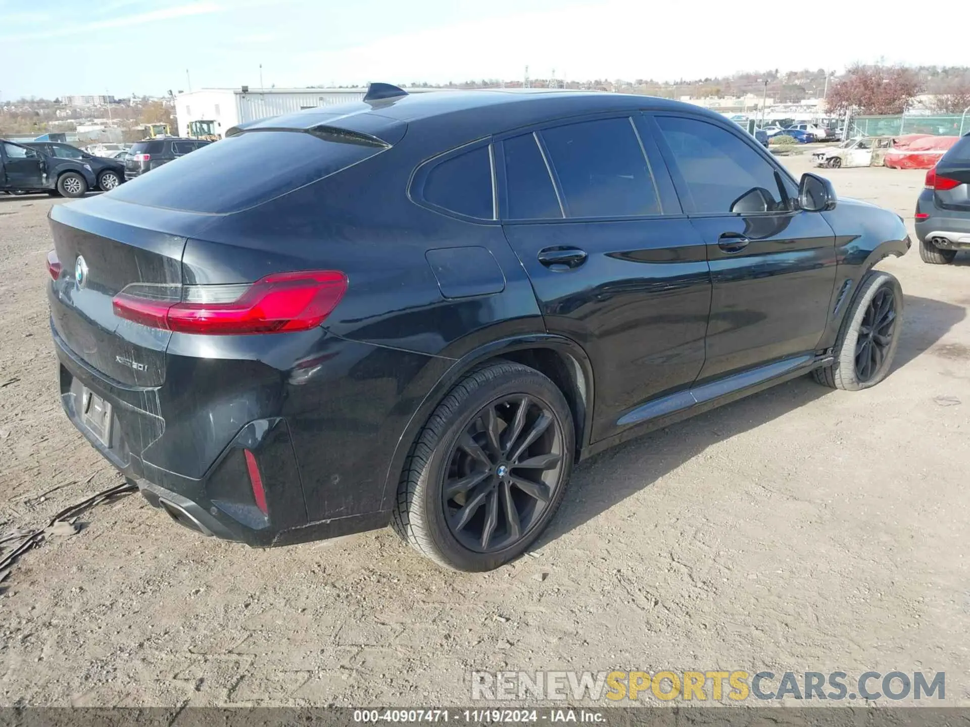 4 Photograph of a damaged car 5UX33DT0XN9L12528 BMW X4 2022