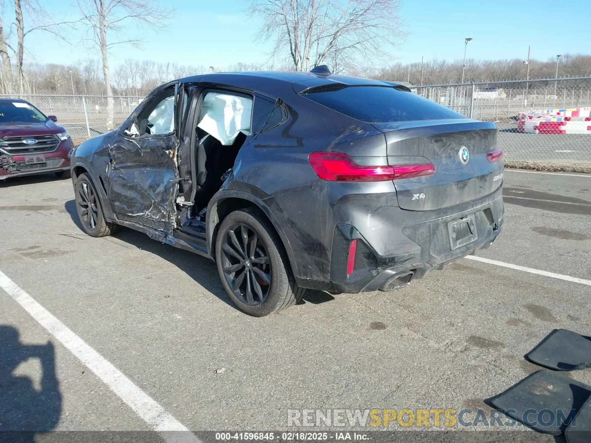 3 Photograph of a damaged car 5UX43DT00N9K32112 BMW X4 2022