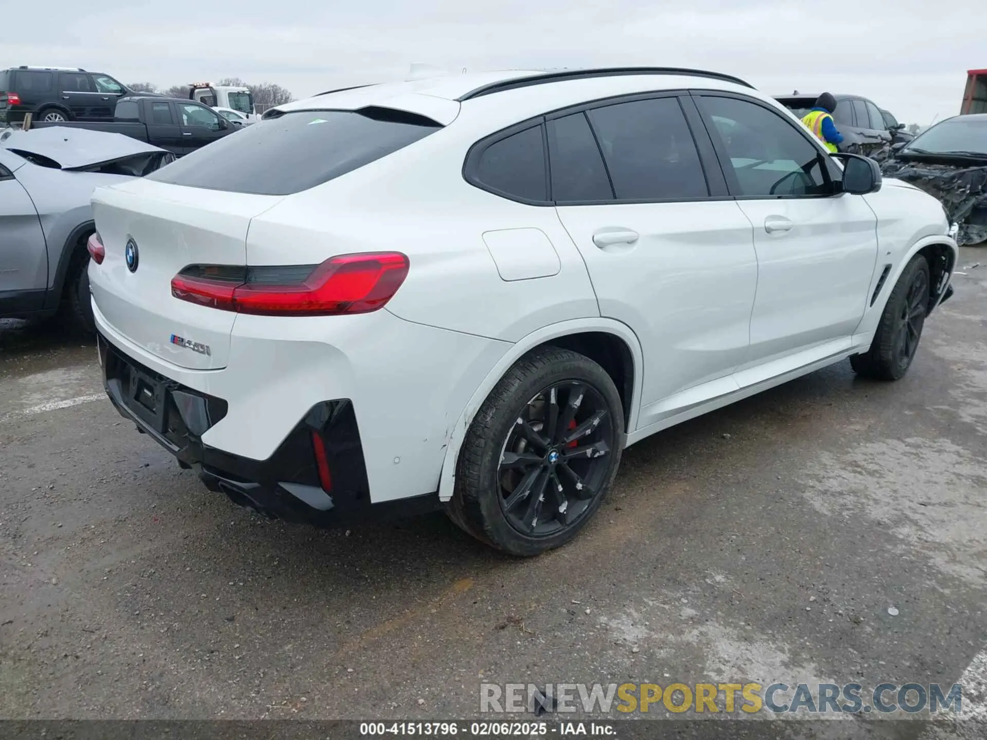 4 Photograph of a damaged car 5UX43DT06N9M66481 BMW X4 2022