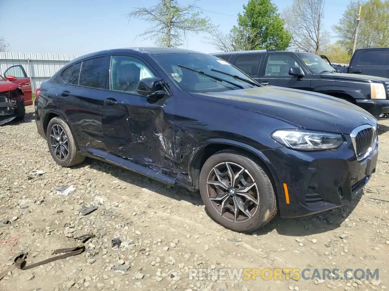 4 Photograph of a damaged car 5UX43DT09N9L03713 BMW X4 2022