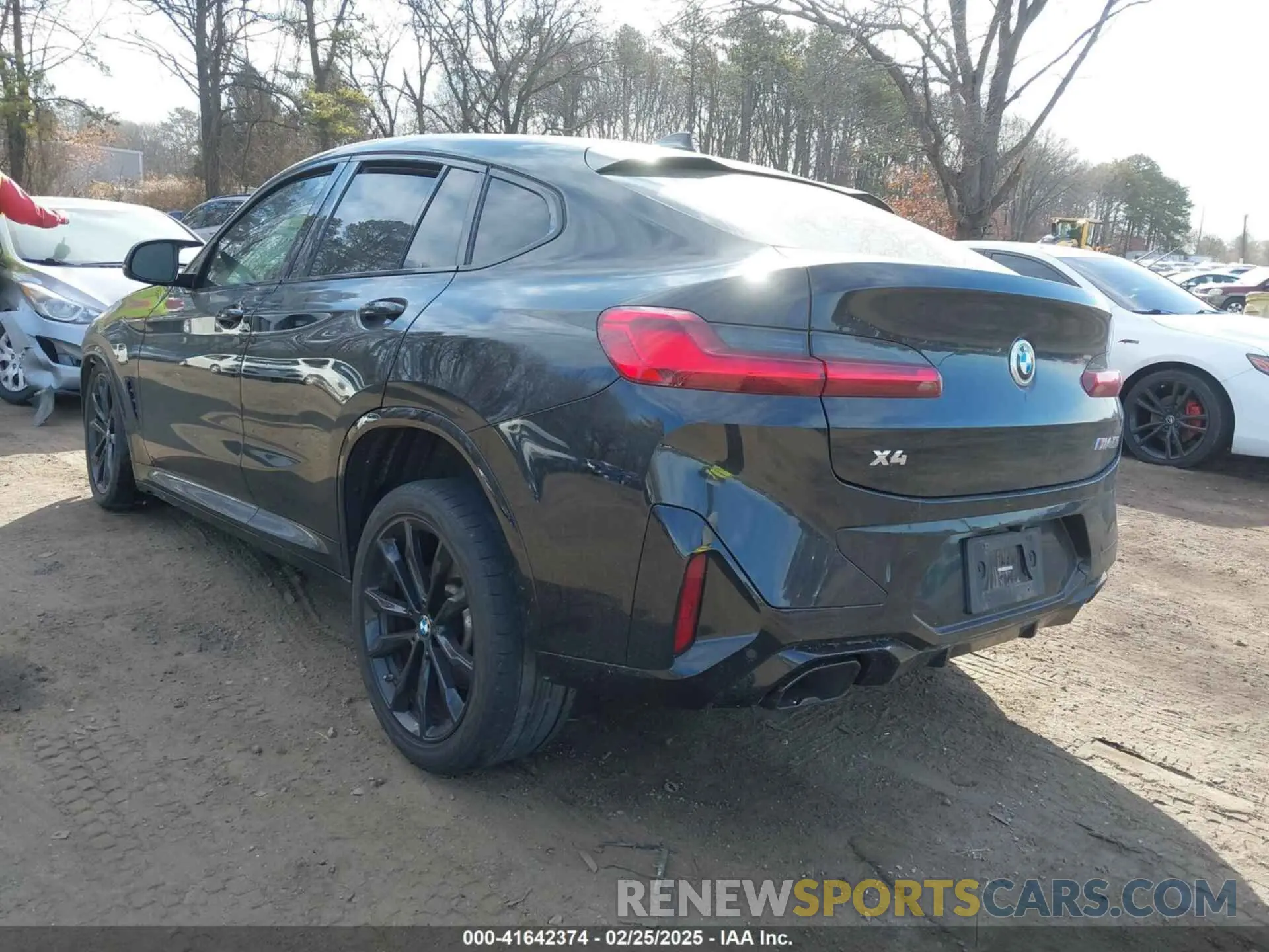 3 Photograph of a damaged car 5UX43DT0XN9L33898 BMW X4 2022