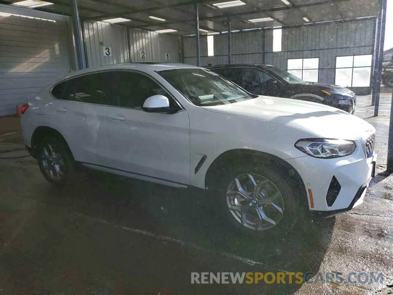 4 Photograph of a damaged car 5UX33DT00P9P31619 BMW X4 2023