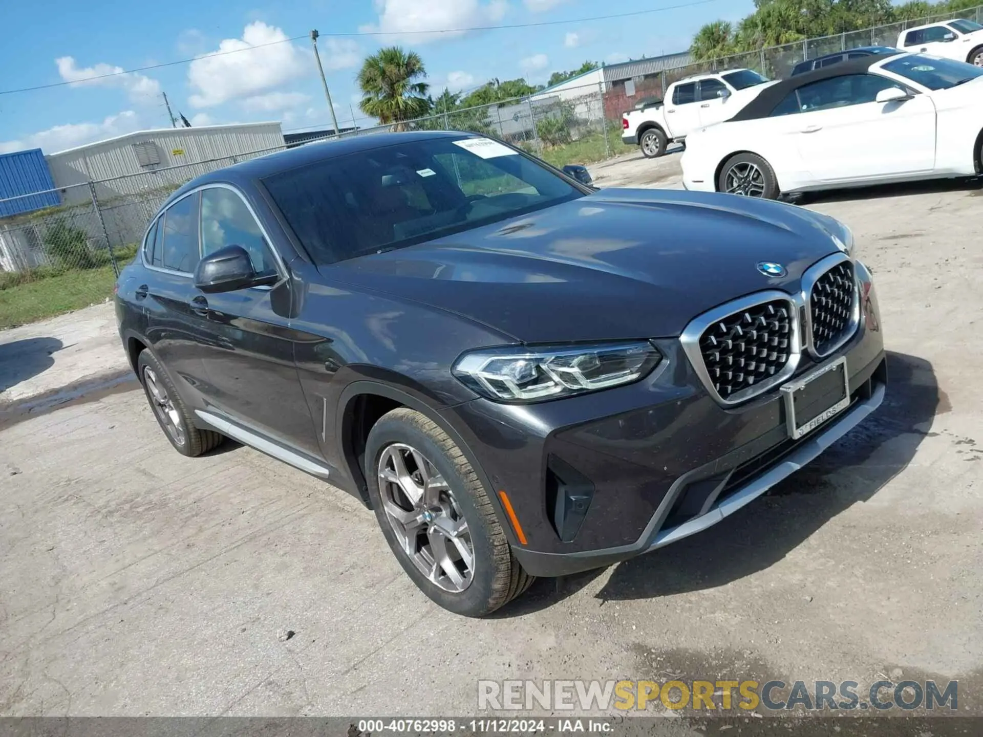 1 Photograph of a damaged car 5UX33DT00P9S00100 BMW X4 2023