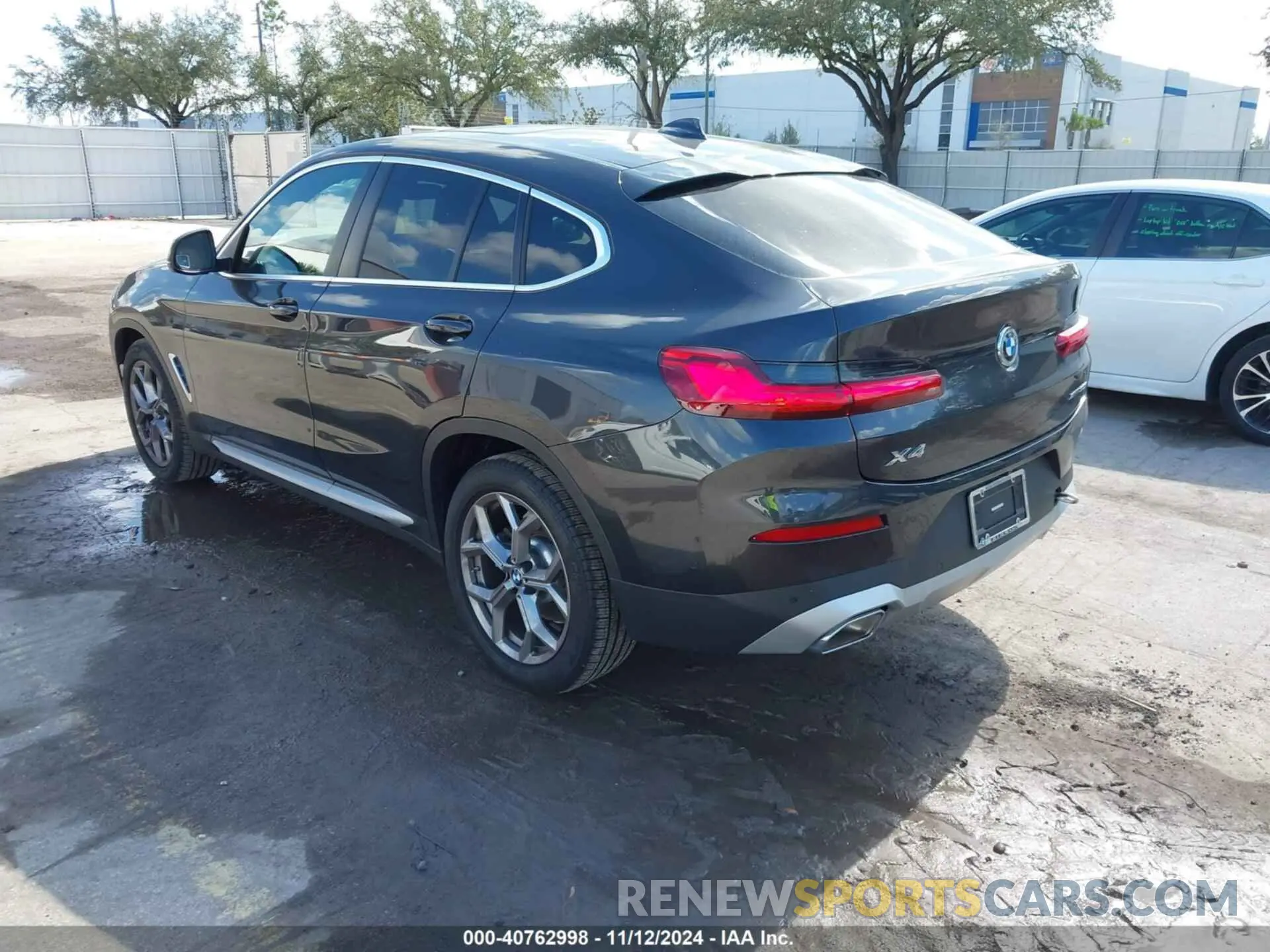 3 Photograph of a damaged car 5UX33DT00P9S00100 BMW X4 2023
