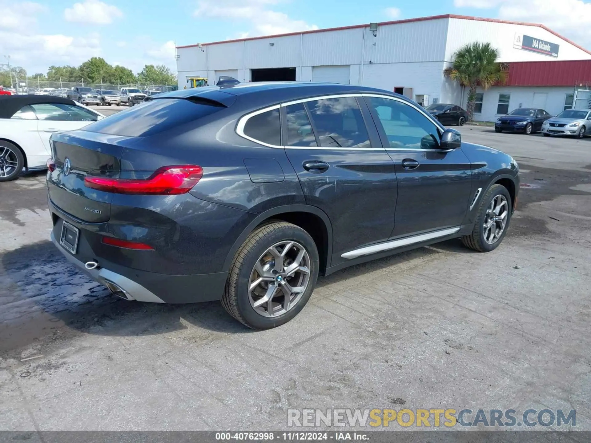 4 Photograph of a damaged car 5UX33DT00P9S00100 BMW X4 2023