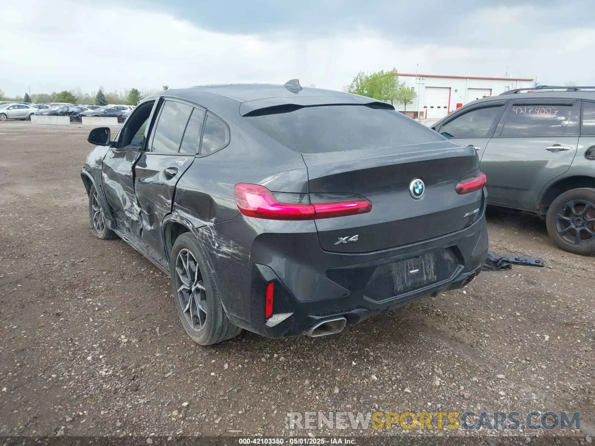 3 Photograph of a damaged car 5UX33DT01P9N66552 BMW X4 2023