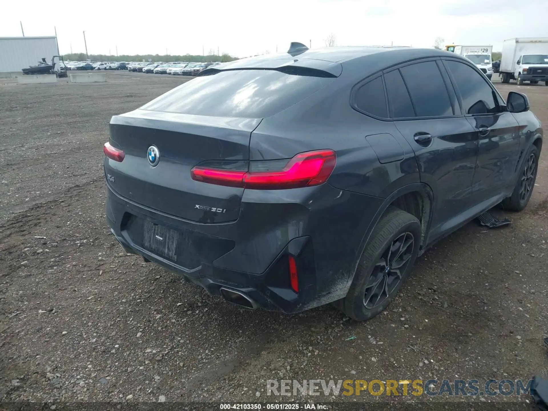 4 Photograph of a damaged car 5UX33DT01P9N66552 BMW X4 2023