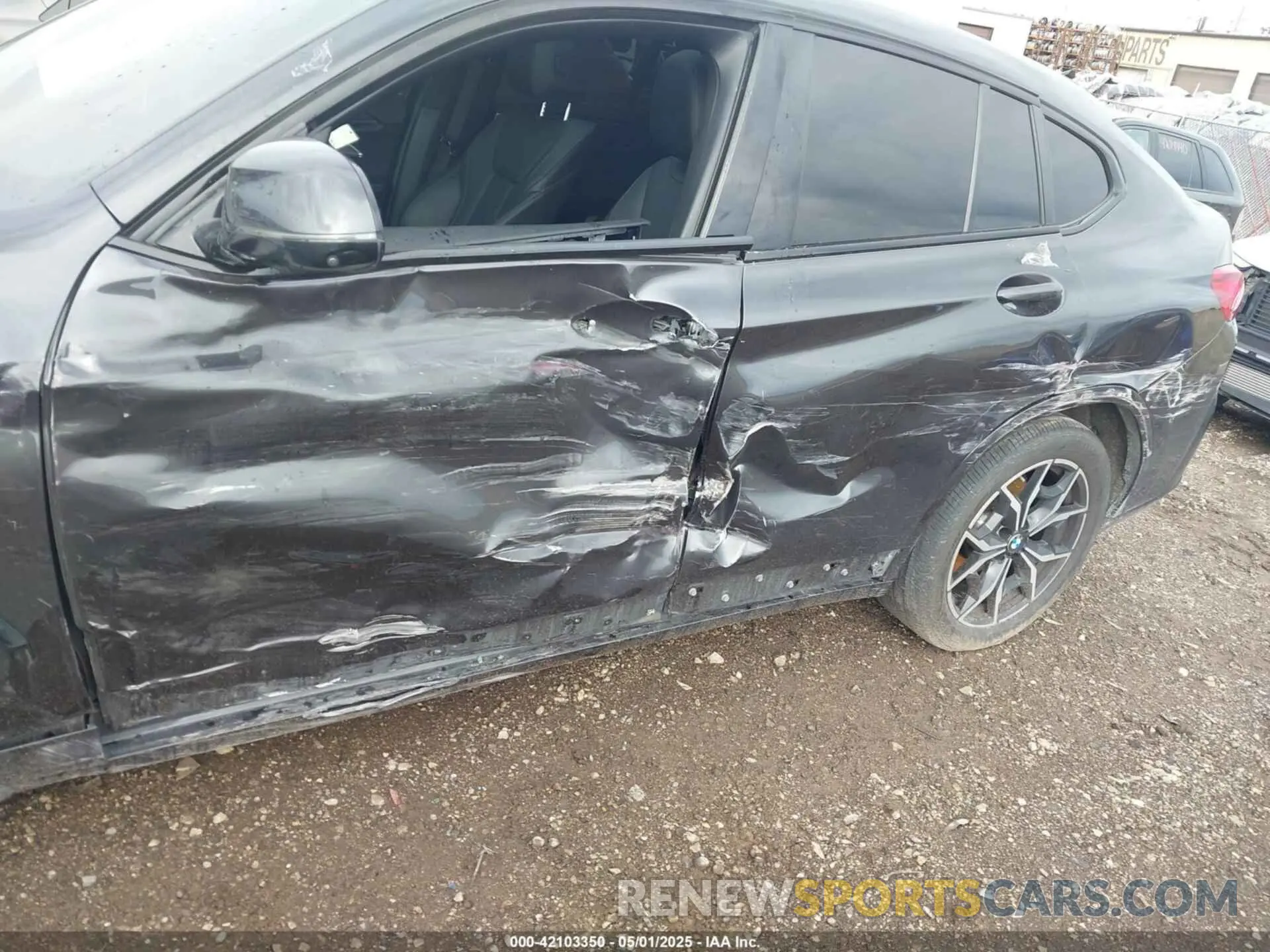 6 Photograph of a damaged car 5UX33DT01P9N66552 BMW X4 2023