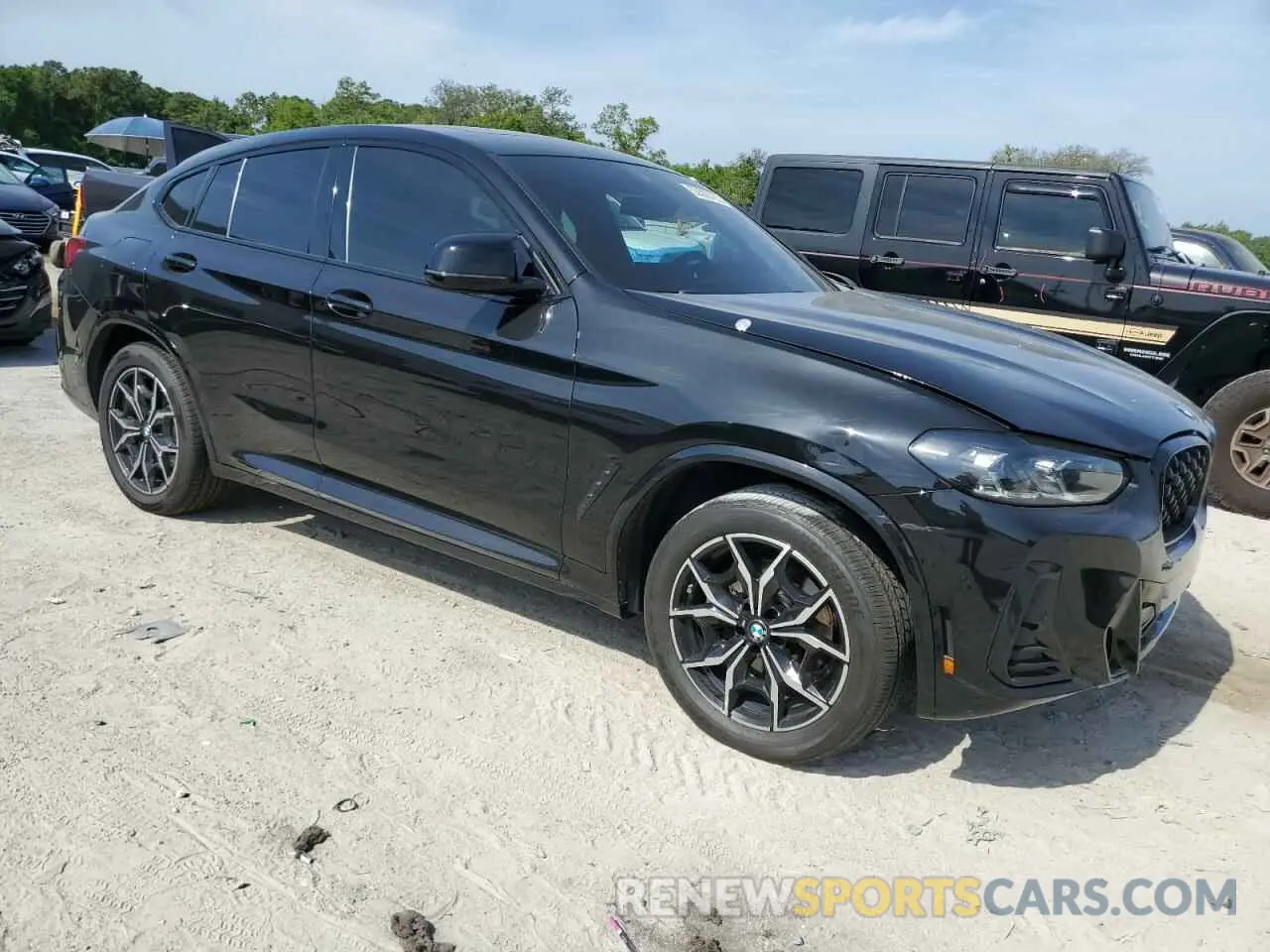 4 Photograph of a damaged car 5UX33DT01P9N72142 BMW X4 2023