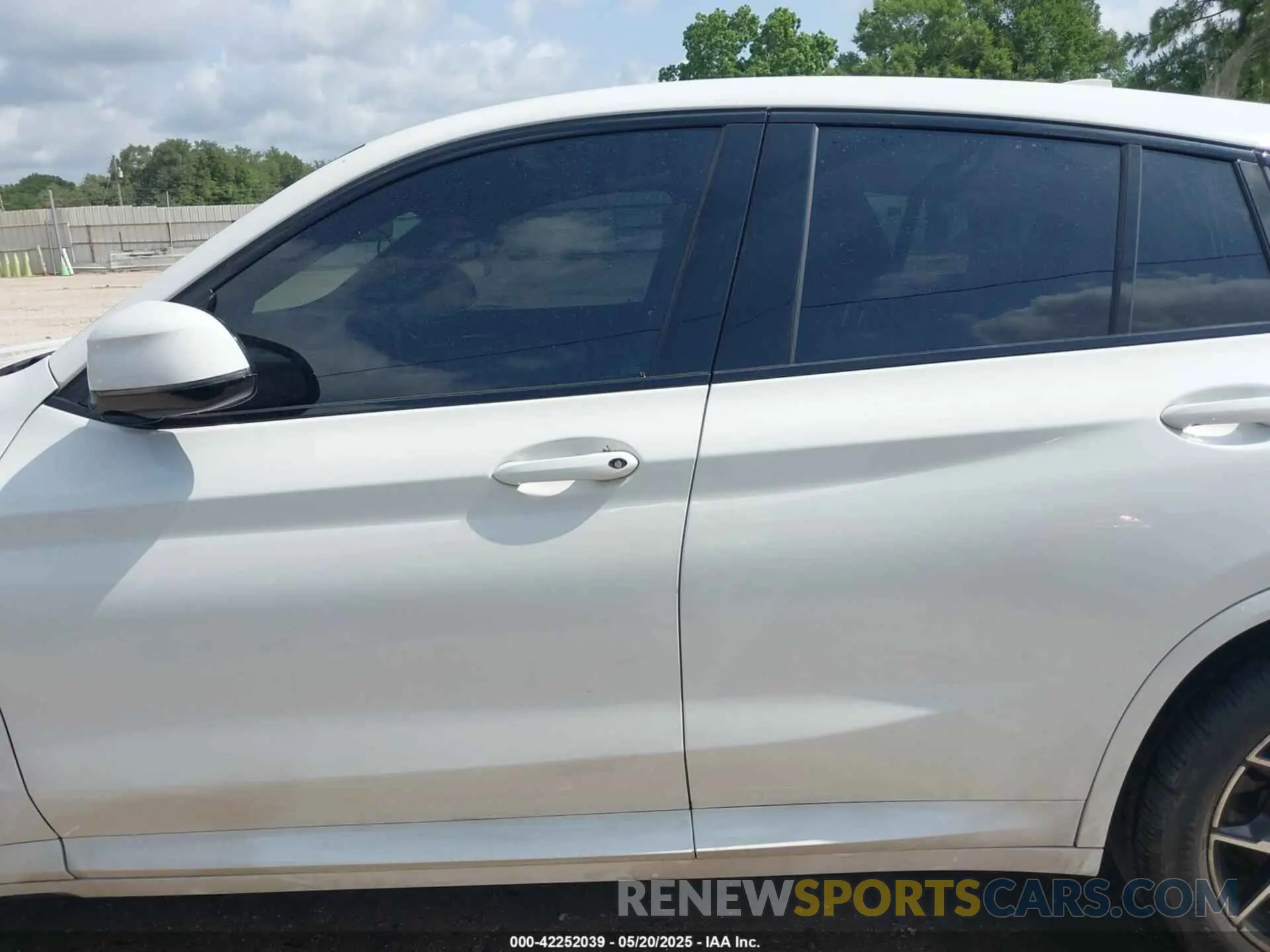 15 Photograph of a damaged car 5UX33DT01P9S83083 BMW X4 2023