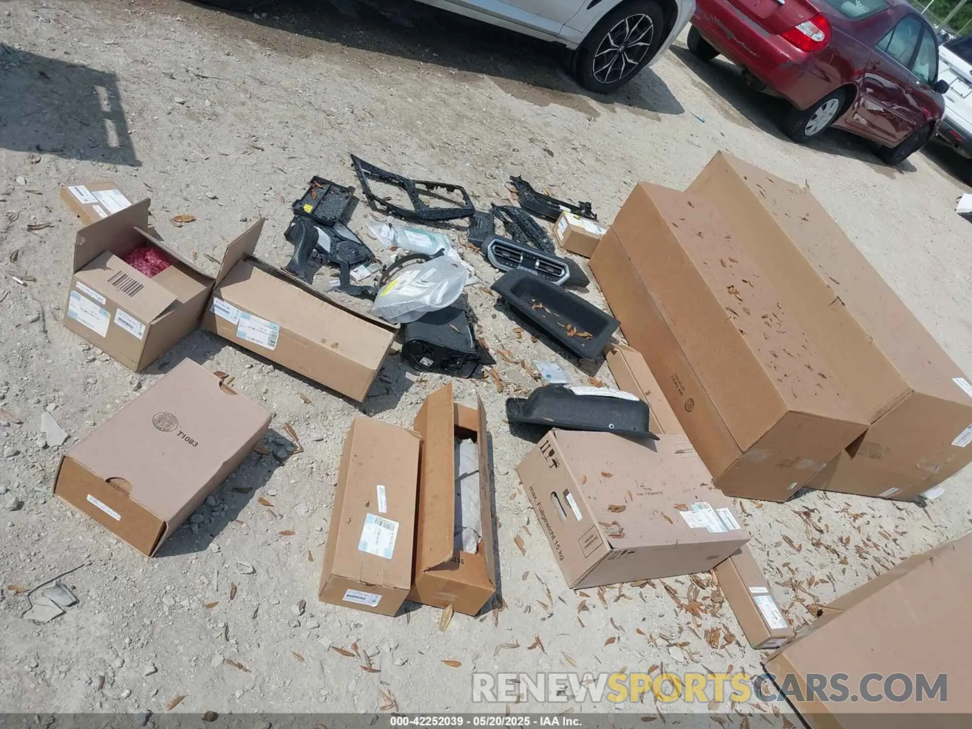 19 Photograph of a damaged car 5UX33DT01P9S83083 BMW X4 2023