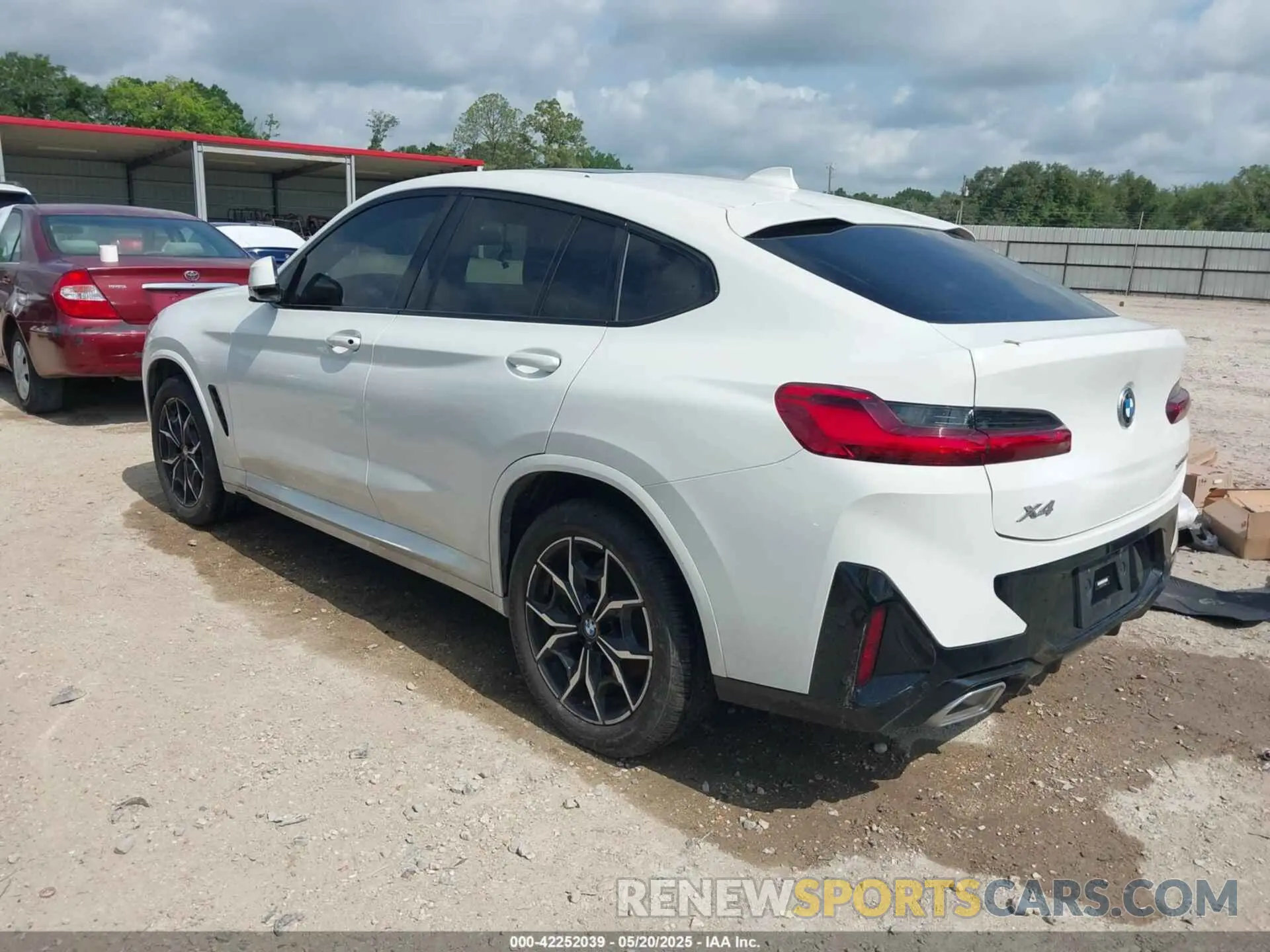 3 Photograph of a damaged car 5UX33DT01P9S83083 BMW X4 2023