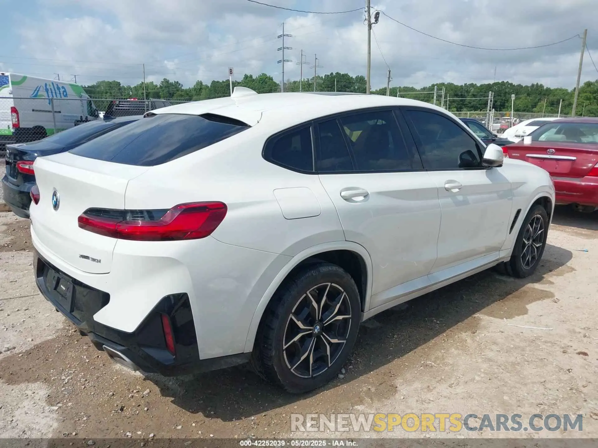 4 Photograph of a damaged car 5UX33DT01P9S83083 BMW X4 2023