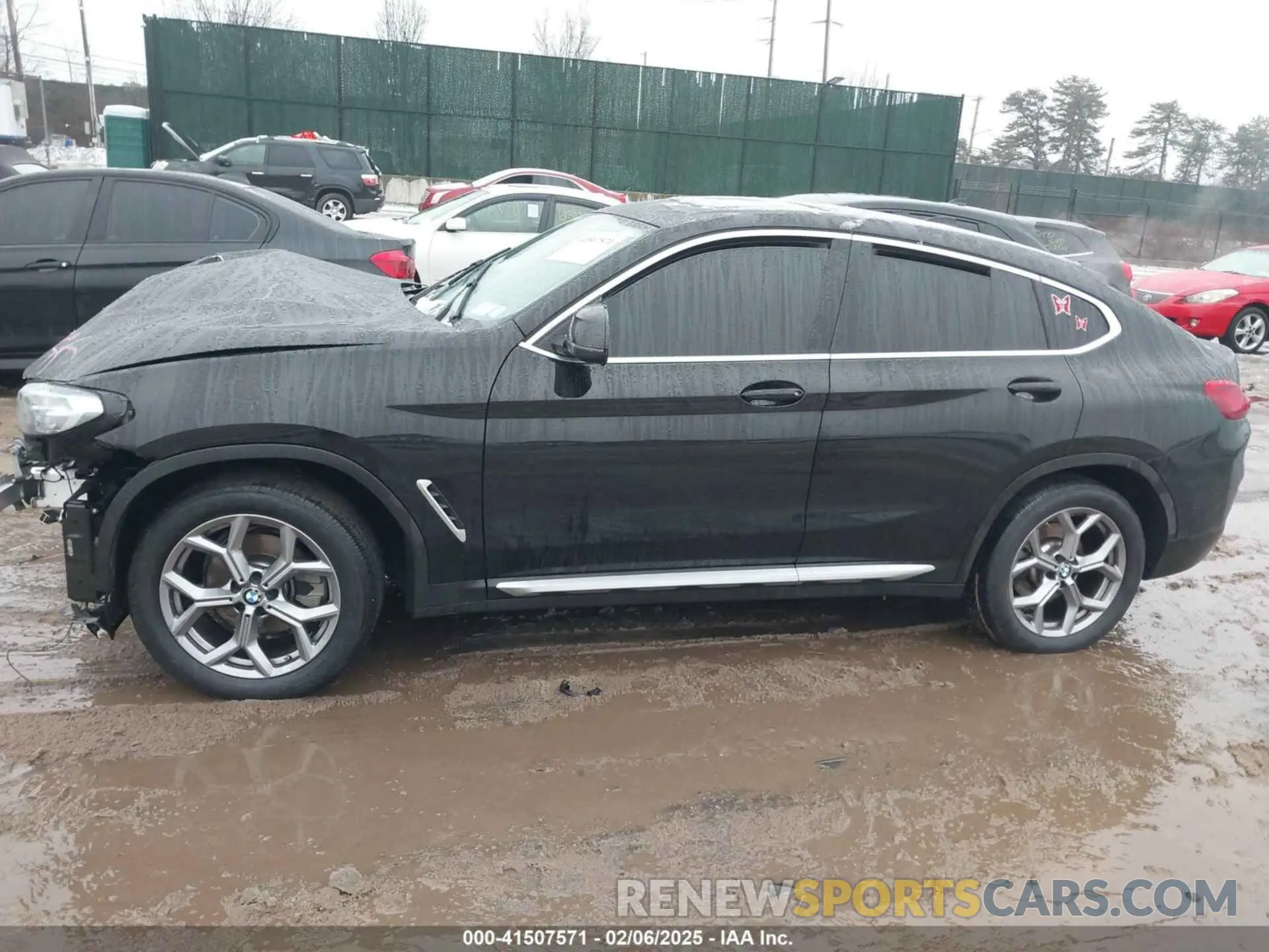 14 Photograph of a damaged car 5UX33DT05P9R43464 BMW X4 2023
